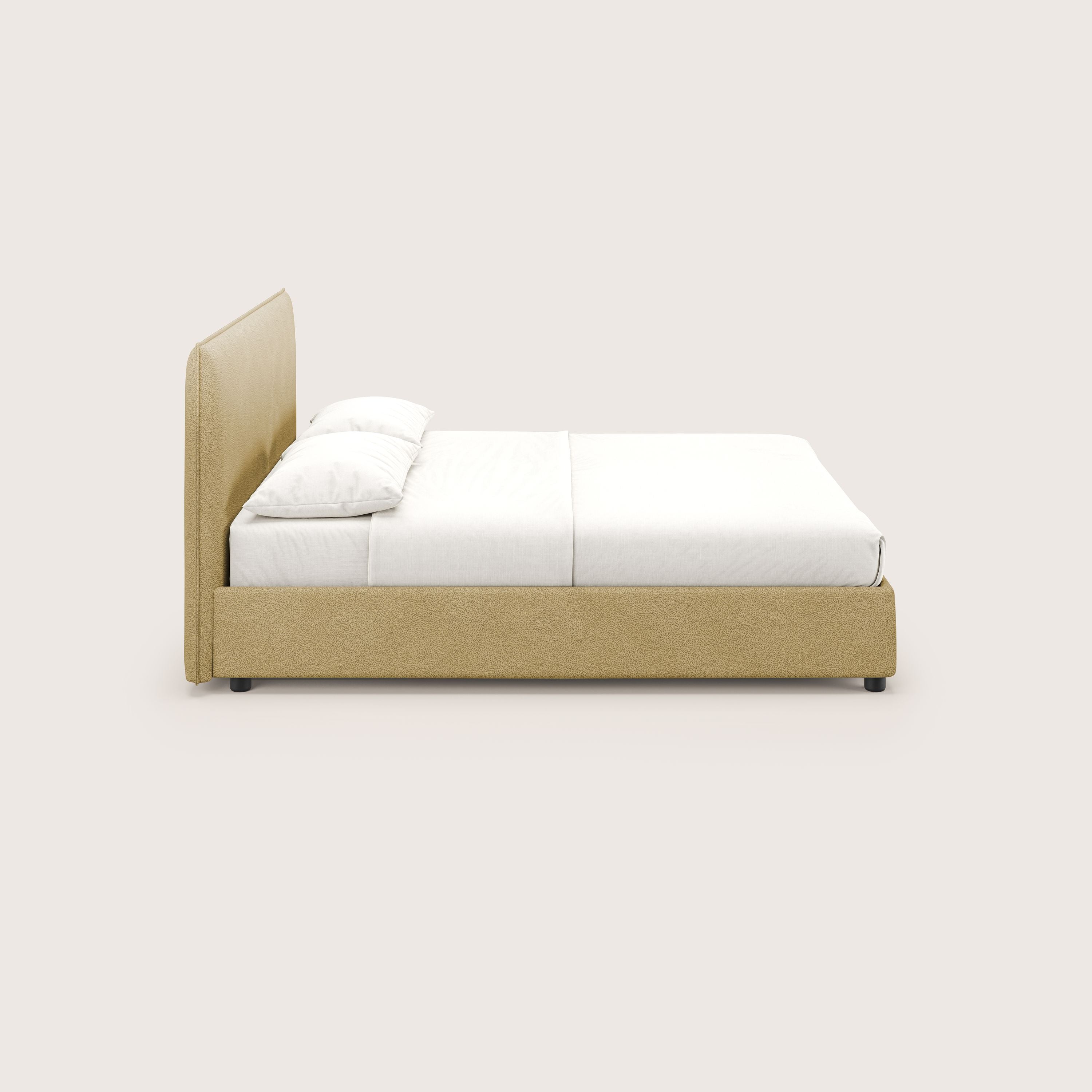 Il letto contenitore Nina di Letti.store è un letto in microfibra gialla dal design minimale e moderno, con un'alta testata imbottita. Presentato con biancheria da letto bianca e due cuscini, le sue linee pulite offrono una sottile eleganza su uno sfondo chiaro.