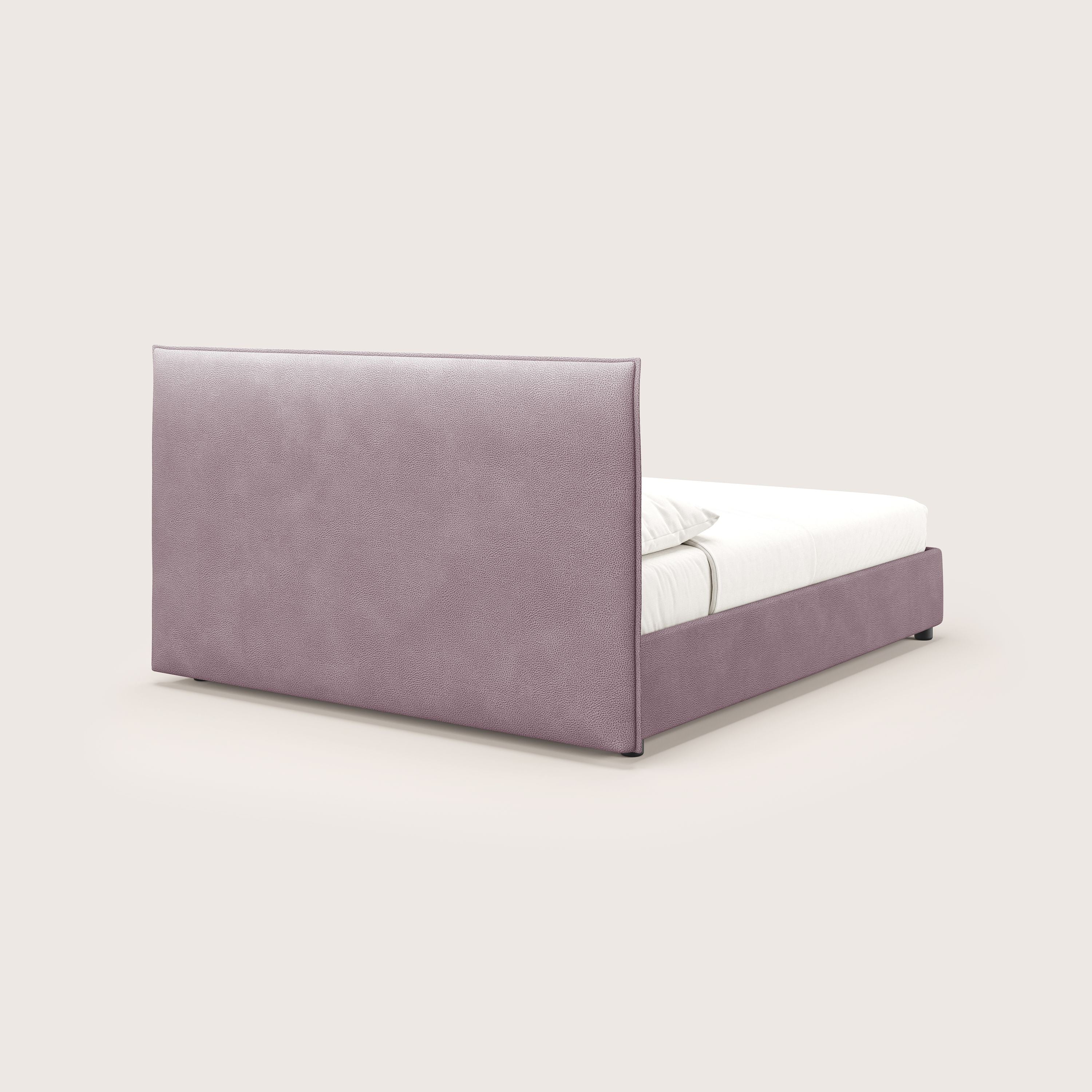 Il letto contenitore Nina di Letti.store è caratterizzato da un design minimale in microfibra rosa effetto pelle, facile da pulire, con un'alta testata rettangolare e una base coordinata, mostrata angolata dal retro a sinistra su uno sfondo beige chiaro.