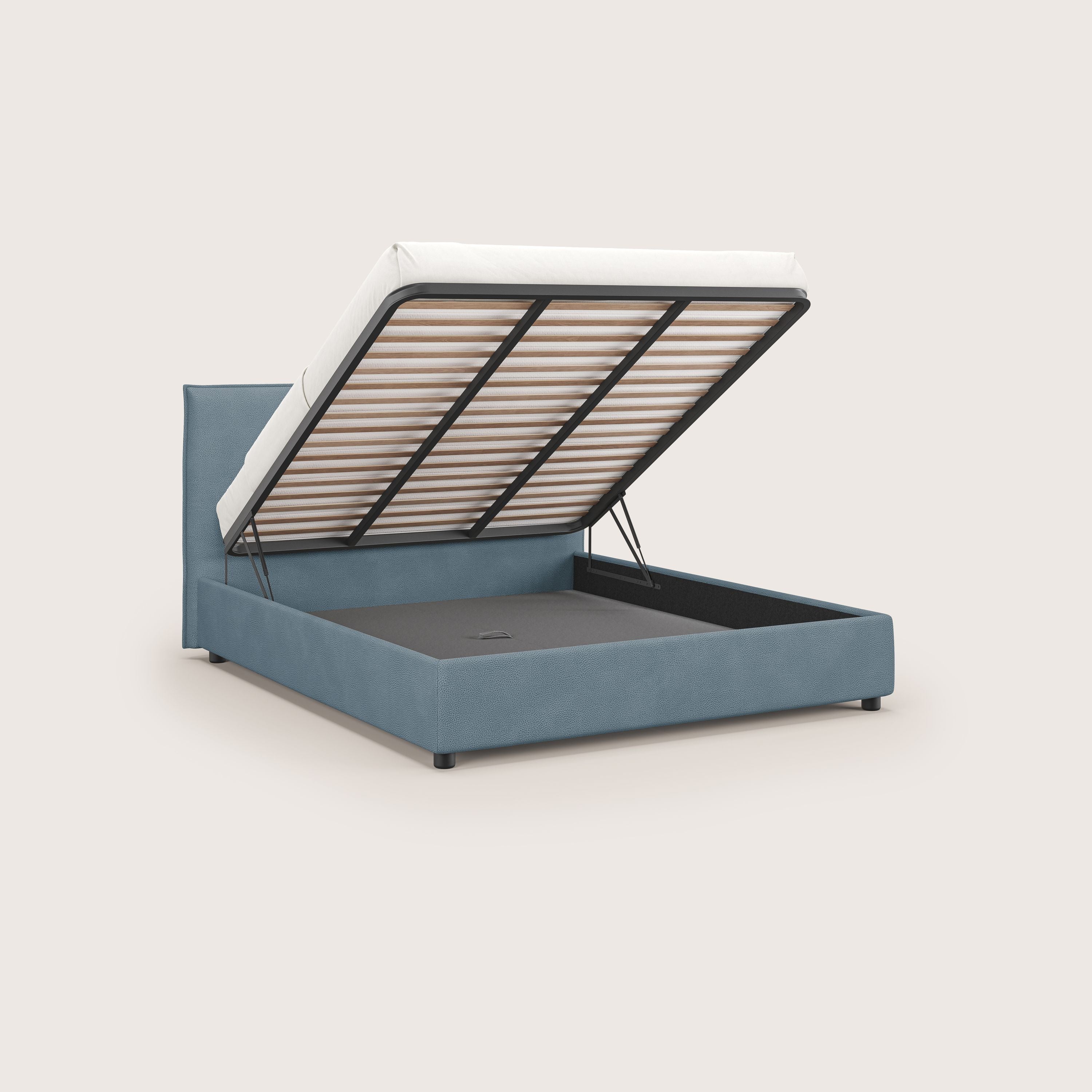 Il letto contenitore Nina di Letti.store è un letto minimal in smacchiabile carta da zucchero microfibra. La sua piattaforma sollevata rivela un ampio spazio di contenimento, con doghe e cerniere in metallo nero e gambe corte nere su uno sfondo chiaro.