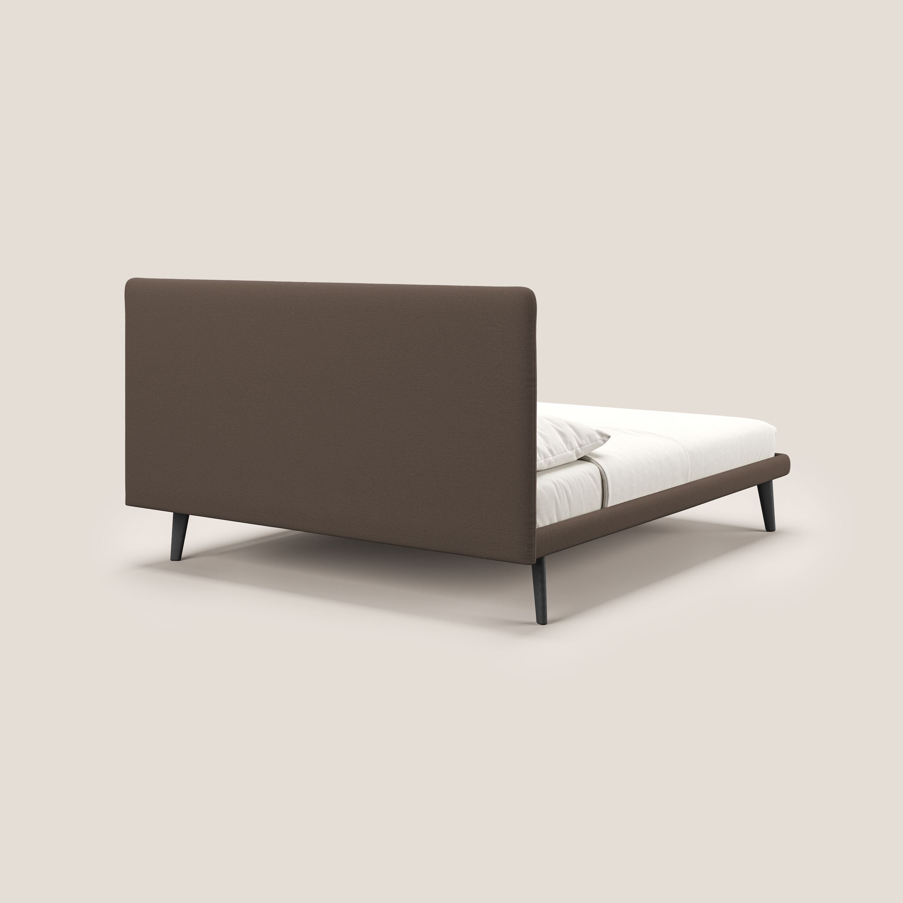 Noel letto minimal scandinavo con piedi in mogano e tessuto fiammato impermeabile T19 marrone - divani.store