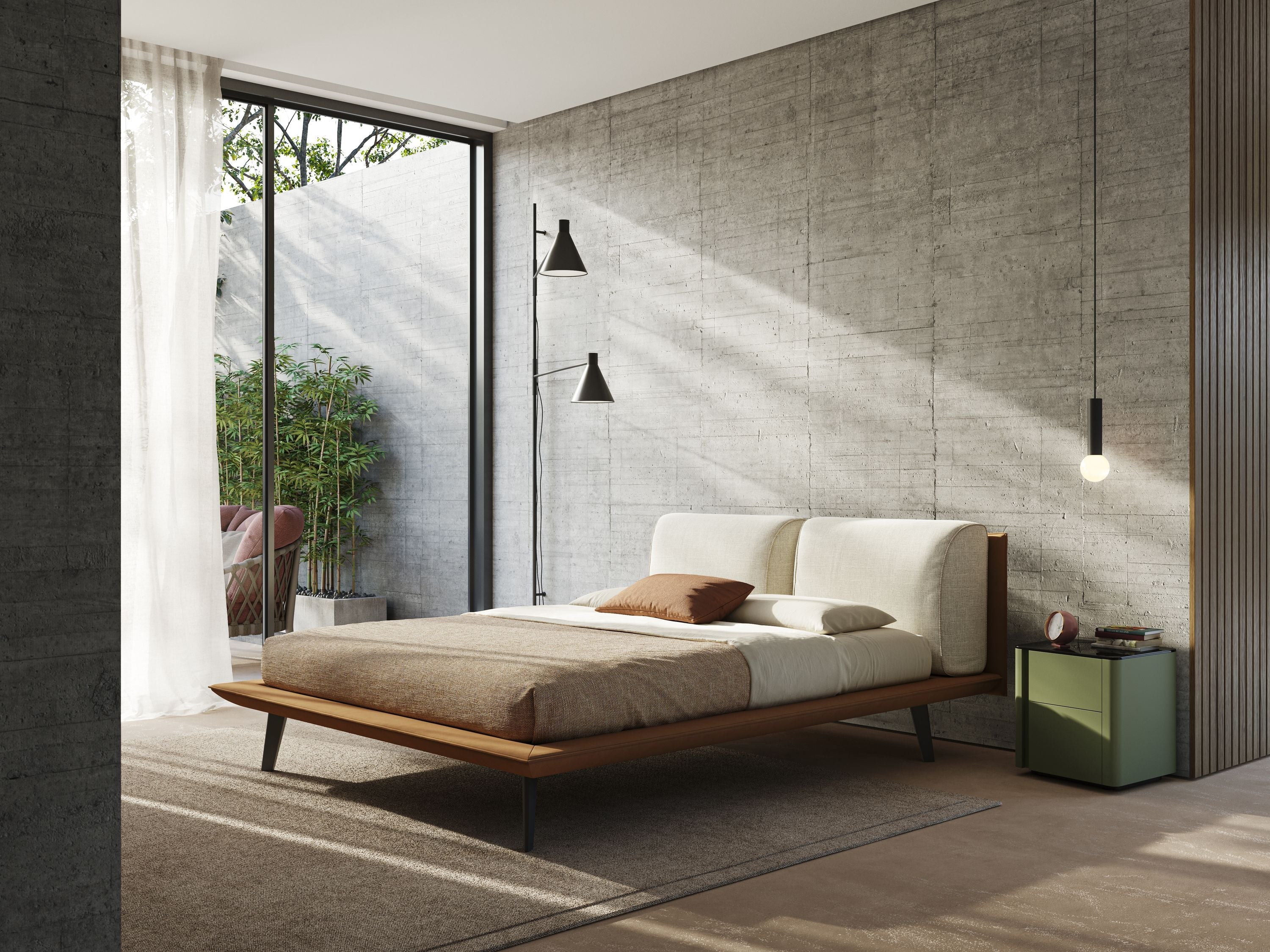 Una camera da letto moderna e minimalista è caratterizzata dal letto di design bicolore Petra di Letti.store, con tessuto impermeabile Panna T11/T06 cuoio, cuscini in piuma e piedini in mogano. La biancheria da letto beige si abbina alle pareti in cemento e alle finestre a tutta altezza.