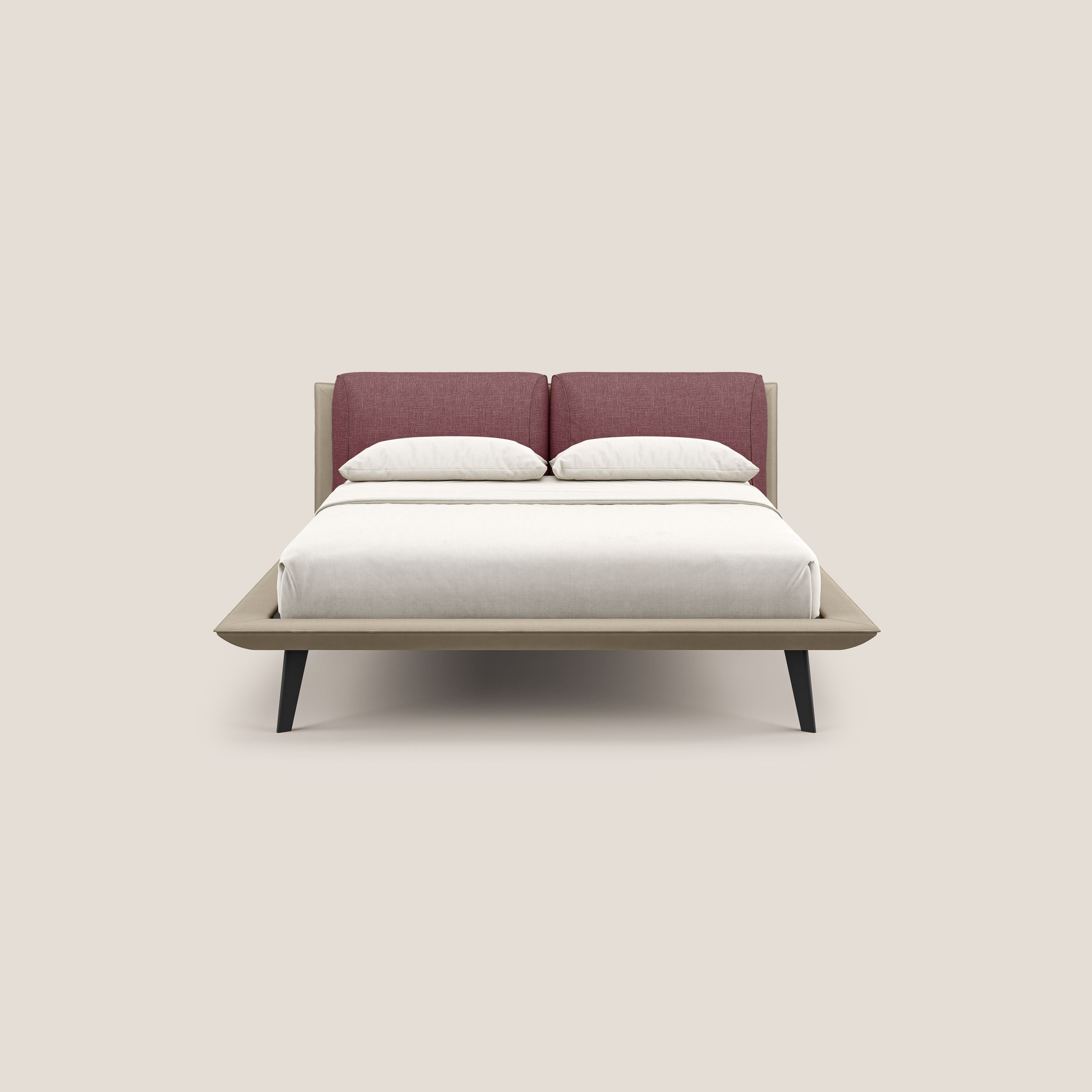 Il letto di design Petra di Letti.store è caratterizzato da una struttura bicolore in T11 e T06 tortora-rosso, cuscini in piuma, tessuto impermeabile, gambe in mogano, lenzuola bianche, due cuscini e rete ortopedica a doghe su sfondo beige tinta unita.