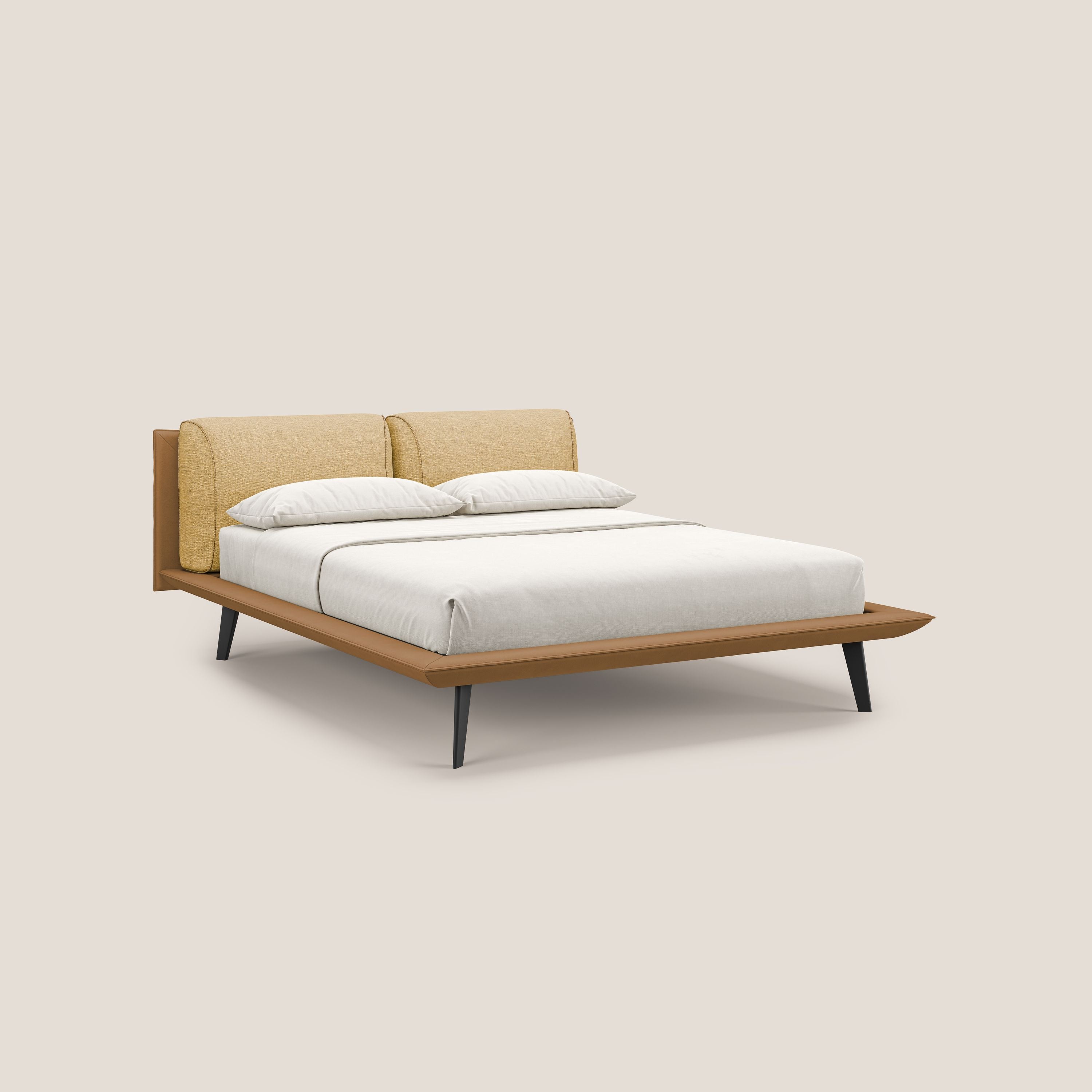 Il letto di design Petra di Letti.store è caratterizzato dal tessuto bicolore impermeabile T11-T06 in pelle gialla, dai cuscini in piuma e dai piedi in mogano. Il letto di Petra è presentato con lenzuola bianche, due cuscini e una coperta beige su uno sfondo beige chiaro.