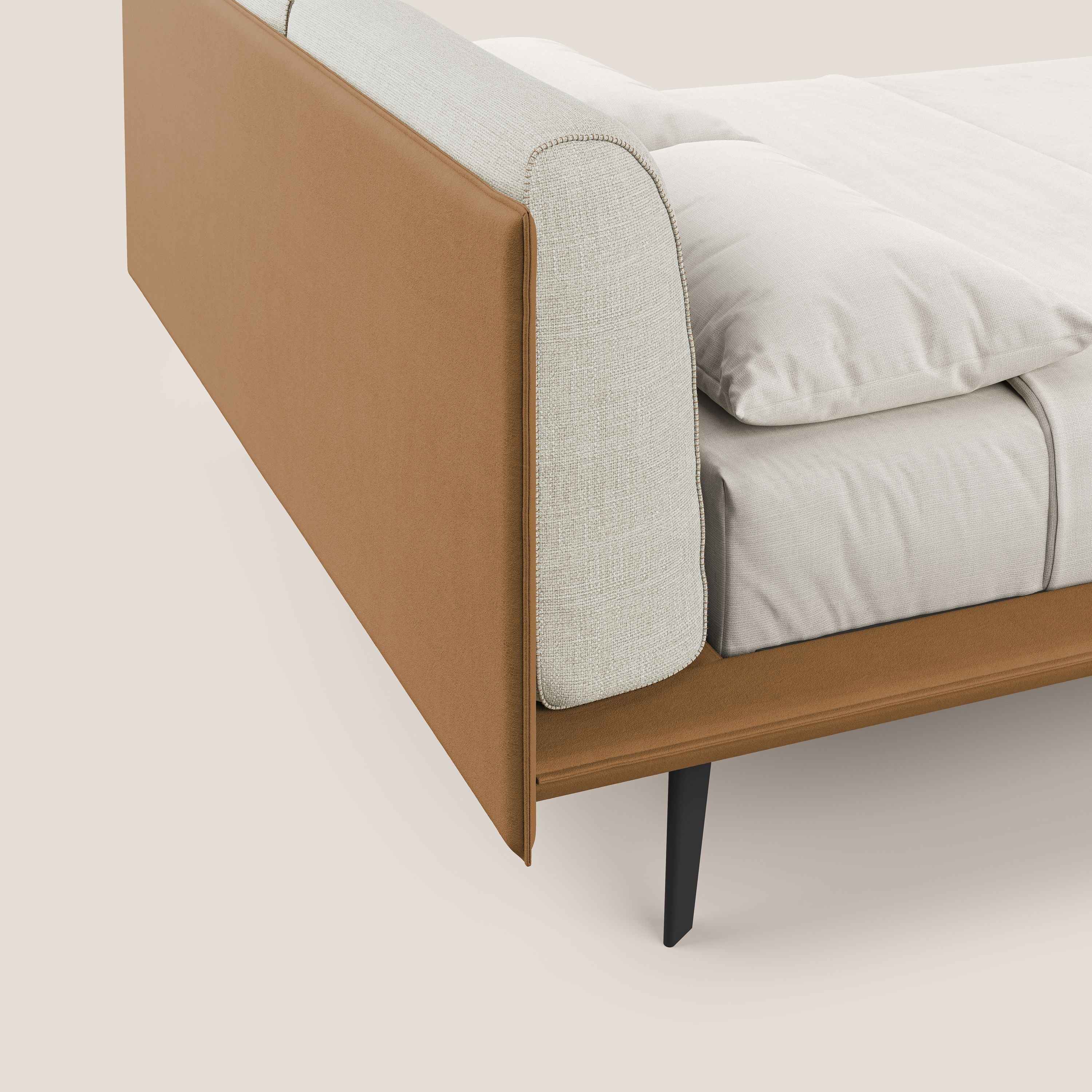 Il letto di design Petra di Letti.store è caratterizzato da una struttura imbottita bicolore impermeabile T11 cuoio e T06 panna, cuscini in piuma e gambe angolate in mogano per uno stile italiano raffinato e moderno dalle linee pulite e dalle texture morbide.