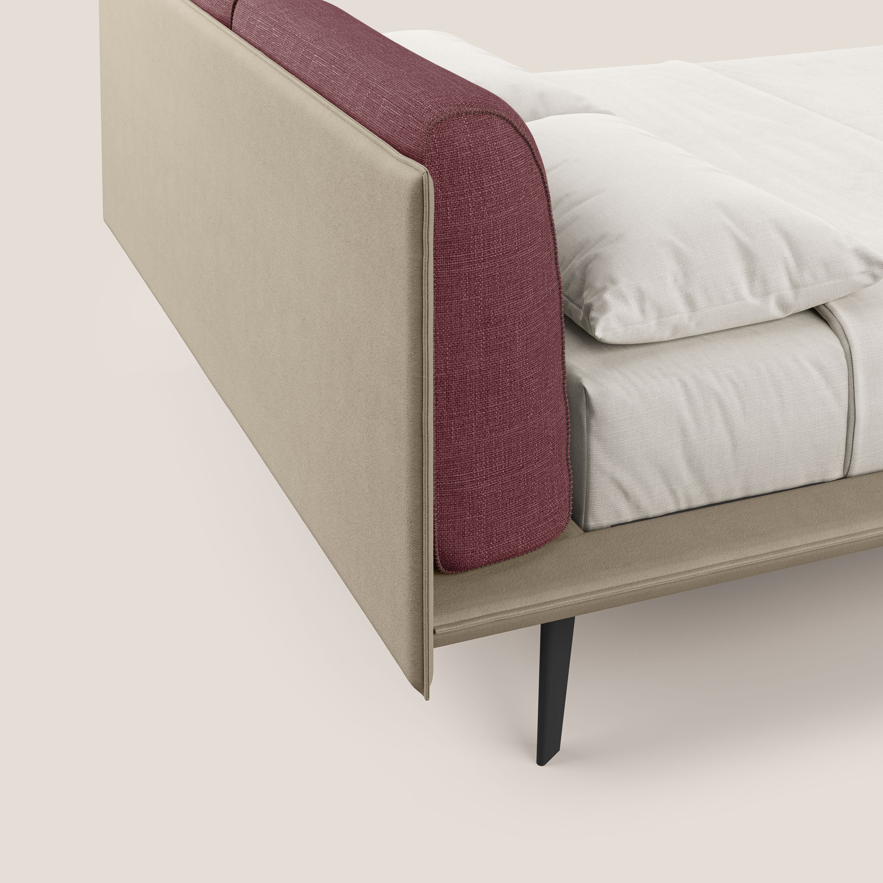 Il letto di design Petra di Letti.store è caratterizzato da un tessuto impermeabile bicolore (T11 tortora/T06 rosso), cuscini in piuma e sottili gambe in mogano. La biancheria da letto bianca completa il suo look elegante su uno sfondo chiaro.
