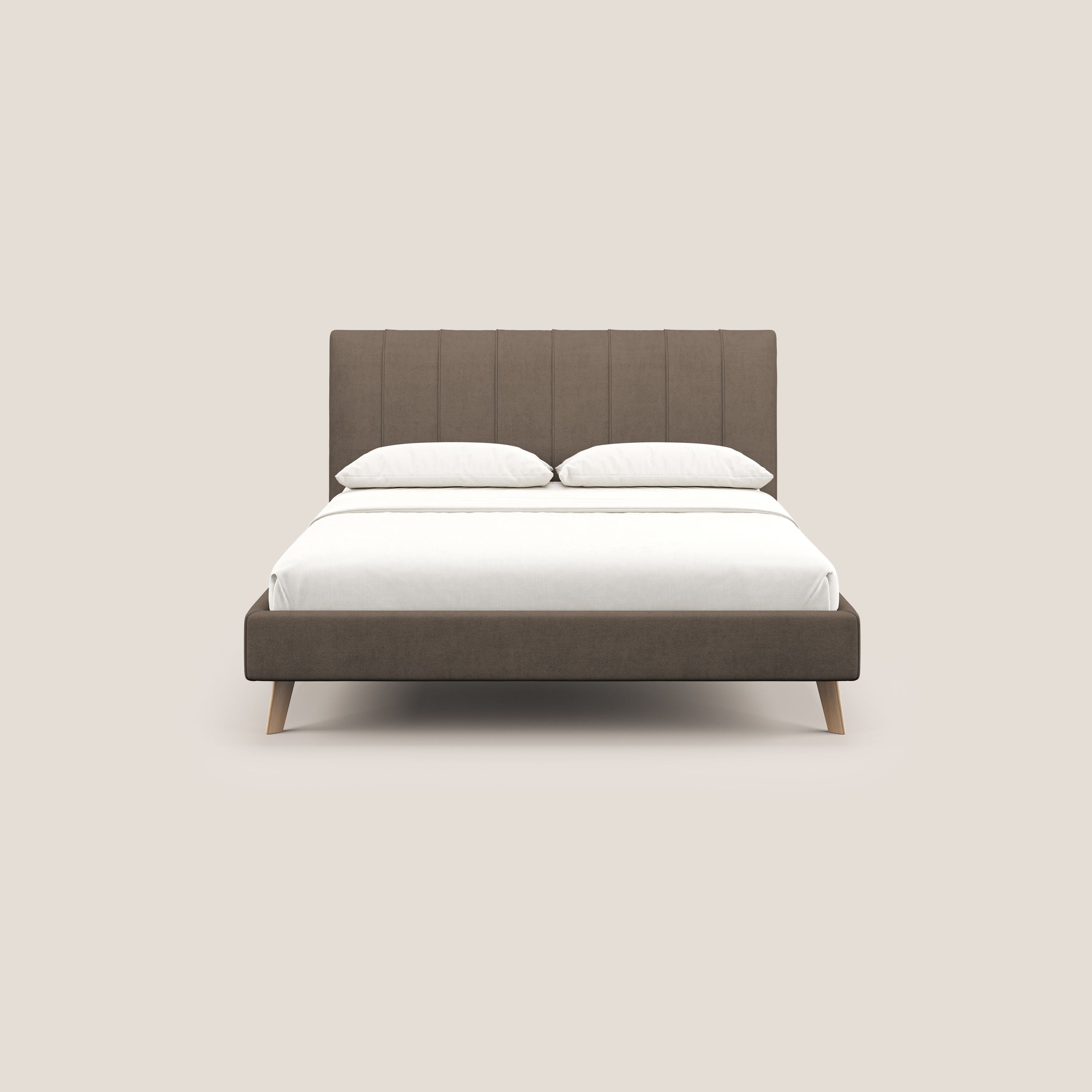 Selene letto imbottito con piedini naturali sfoderabile in tessuto impermeabile T02 marrone - divani.store