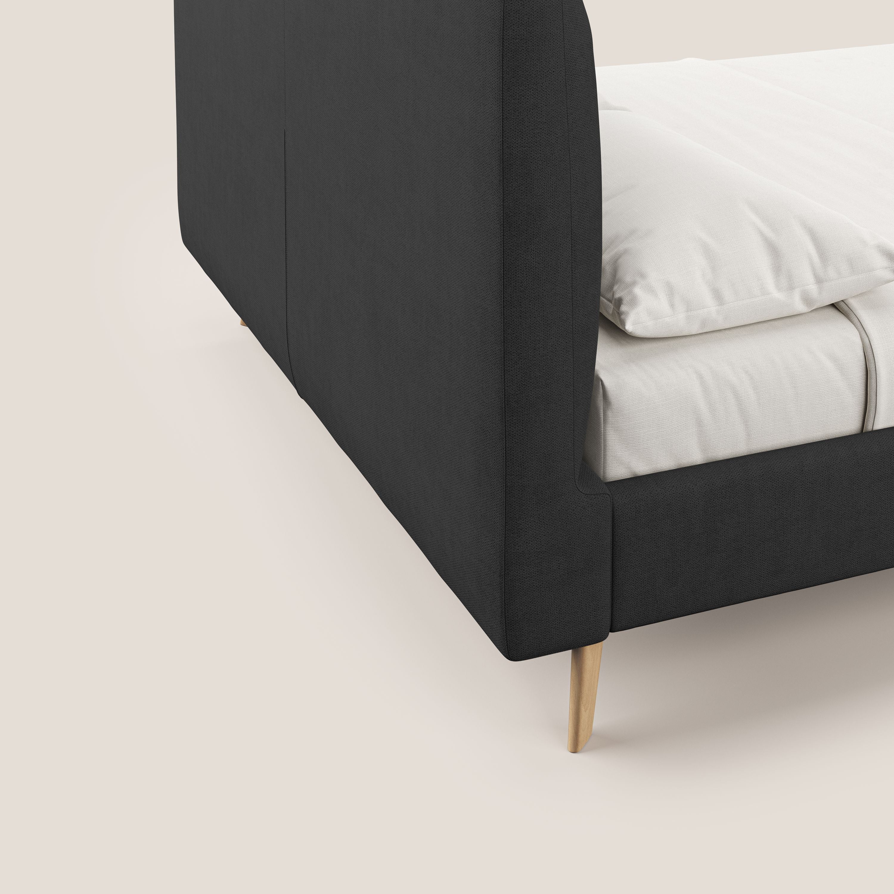 Selene letto imbottito con piedini naturali sfoderabile in tessuto impermeabile T02 nero - divani.store