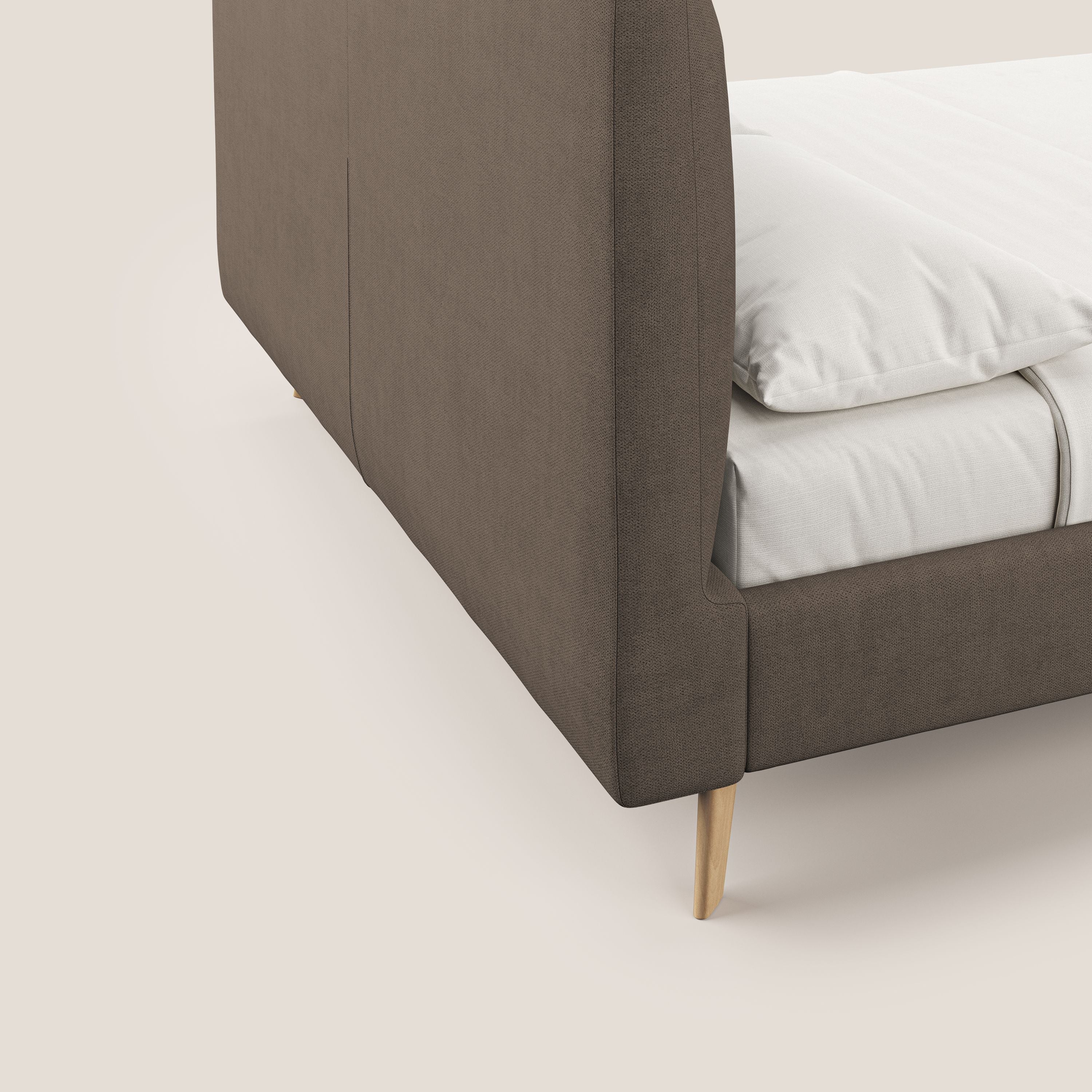 Selene letto imbottito con piedini naturali sfoderabile in tessuto impermeabile T02 marrone - divani.store