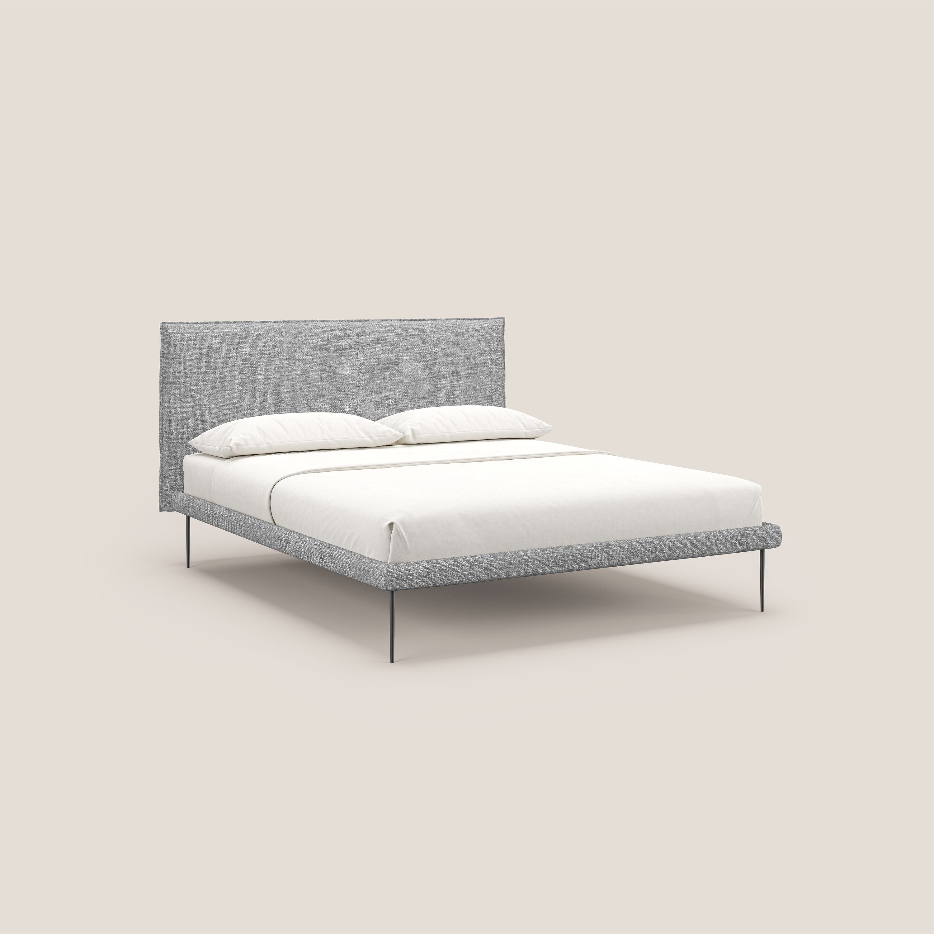 Theo letto imbottito moderno sfoderabile con piedi alti in metallo in tessuto impermeabile T10 grigio chiaro - divani.store