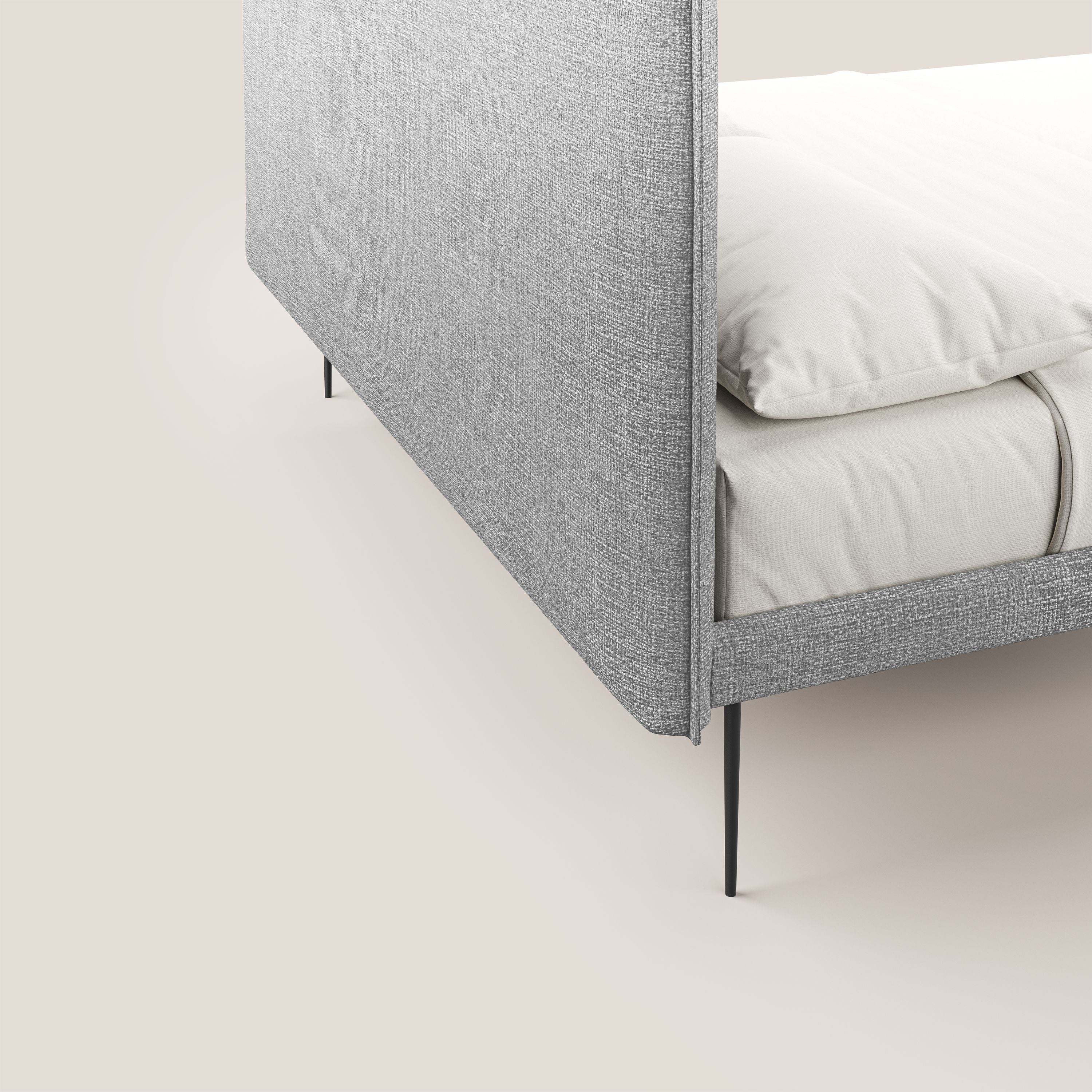 Theo letto imbottito moderno sfoderabile con piedi alti in metallo in tessuto impermeabile T10 grigio chiaro - divani.store