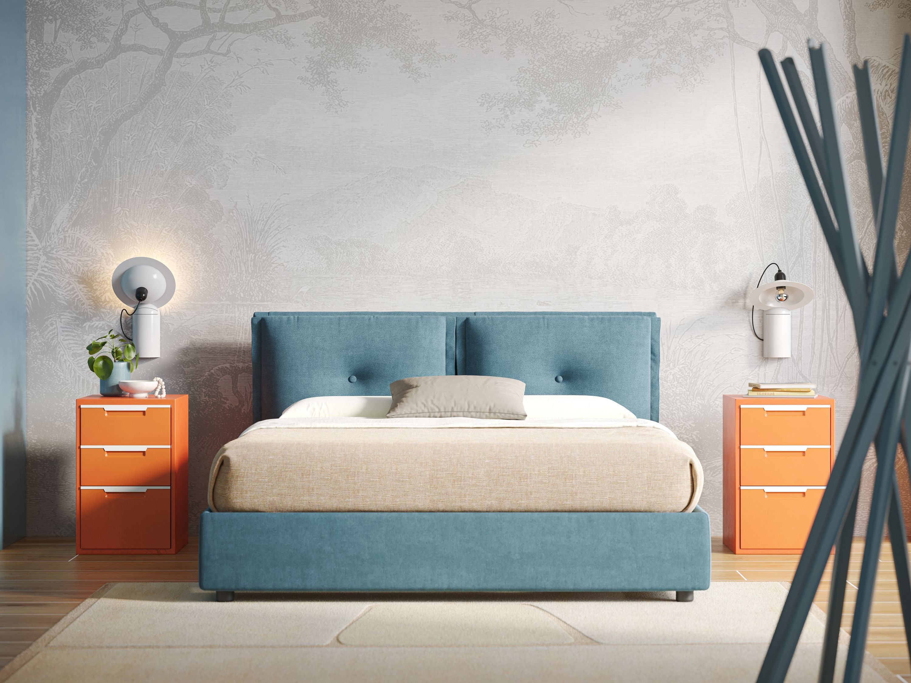 Una camera da letto moderna presenta il letto contenitore in tessuto impermeabile T02 azzurro di Letti.store Travis con cuscini trapuntati mobili, una coperta beige, un cuscino grigio, un comodino arancione con lampade, una parete artistica ad albero dietro il letto e bastoni astratti in legno sulla destra.