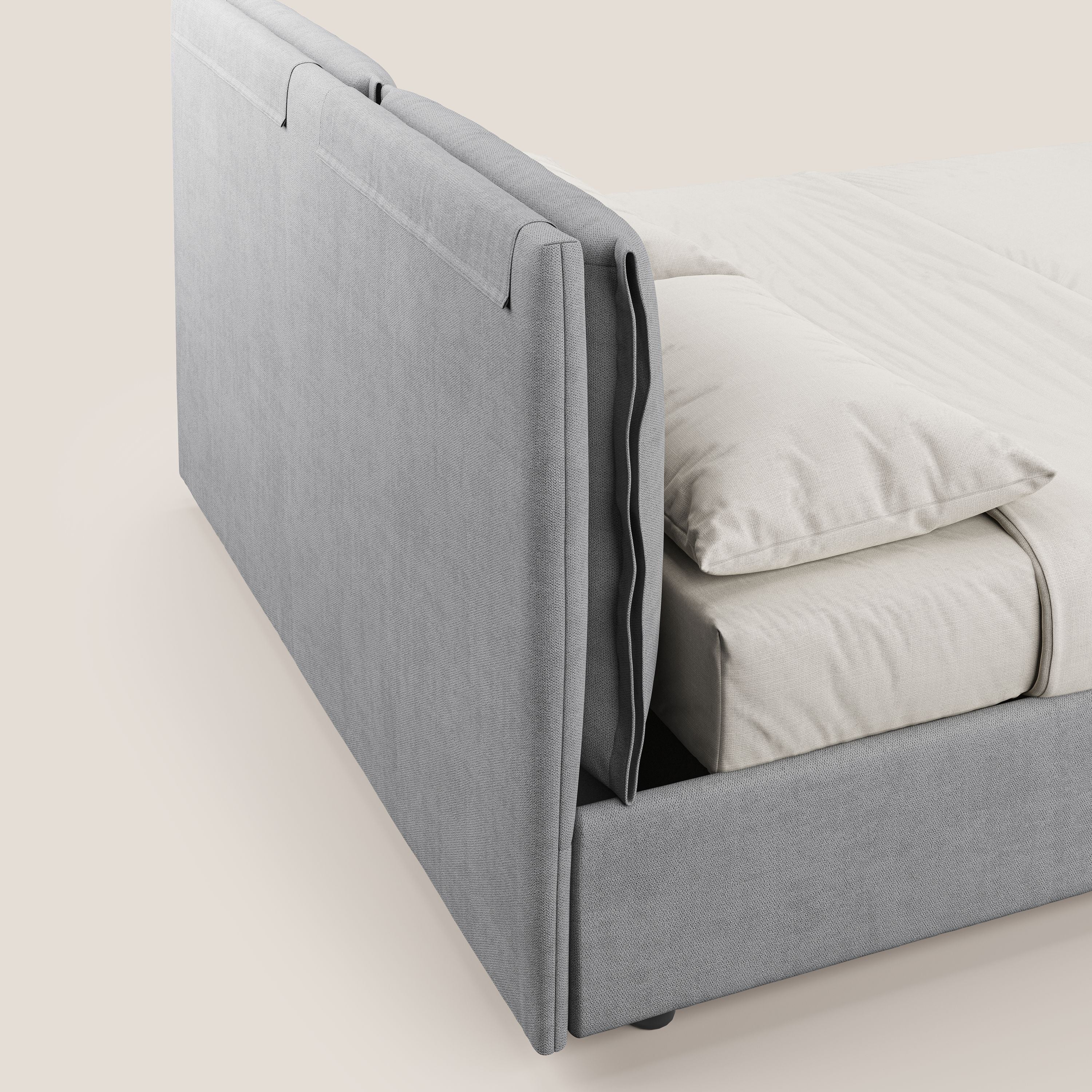 Travis letto contenitore con cuscini mobili trapuntati in tessuto impermeabile T02 grigio chiaro - divani.store