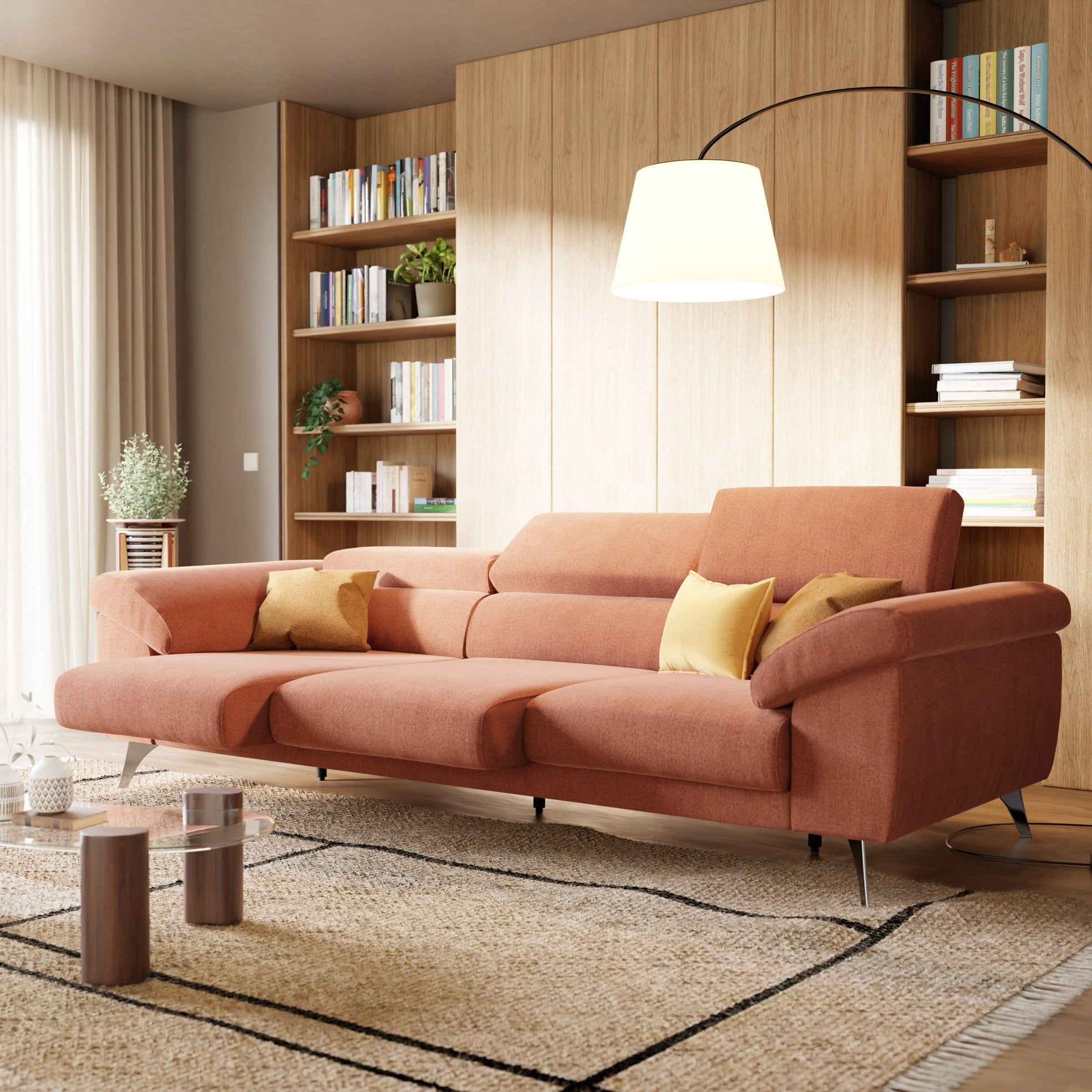 Un soggiorno moderno con un divano Donatello con 3 sedute allungabili T23 pesca di Divani.Store, cuscini d'accento gialli, una lampada da terra alta, librerie in legno chiaro con decori e un tappeto beige strutturato. La luce del sole che passa attraverso le grandi tende aggiunge calore all'ambiente.