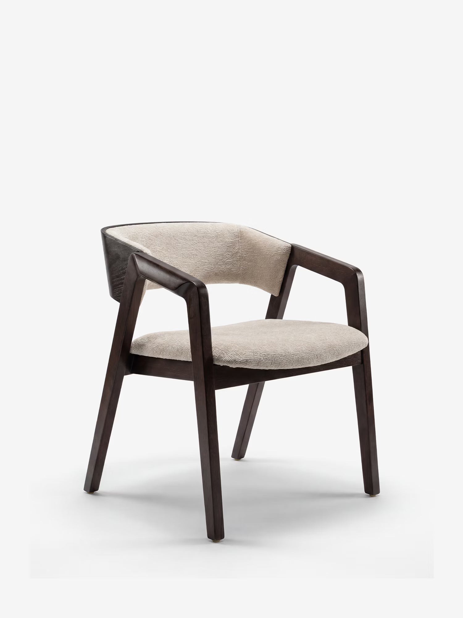 La poltrona Etra Sedia di Divani.Store si caratterizza per un design moderno, con struttura in legno massello scuro, gambe angolate, braccioli aperti e rivestimento in ciniglia beige chiaro, che crea un elegante contrasto con lo sfondo bianco.