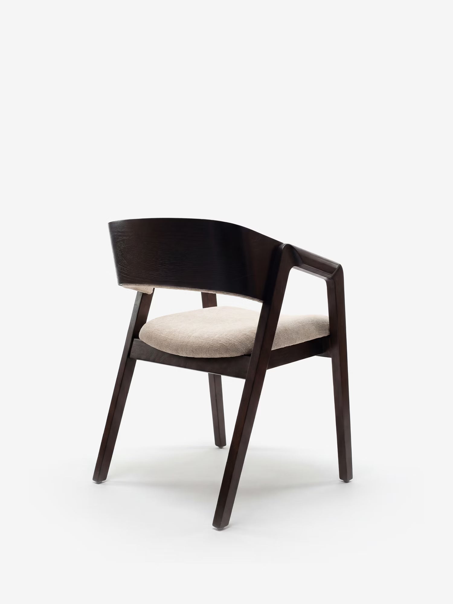 La sedia Etra di Divani.Store presenta un design moderno con gambe angolate, schienale basso e curvo, fianchi aperti, struttura in legno massello scuro, rivestimento in ciniglia beige e braccioli, raffigurata su uno sfondo bianco a tinta unita.