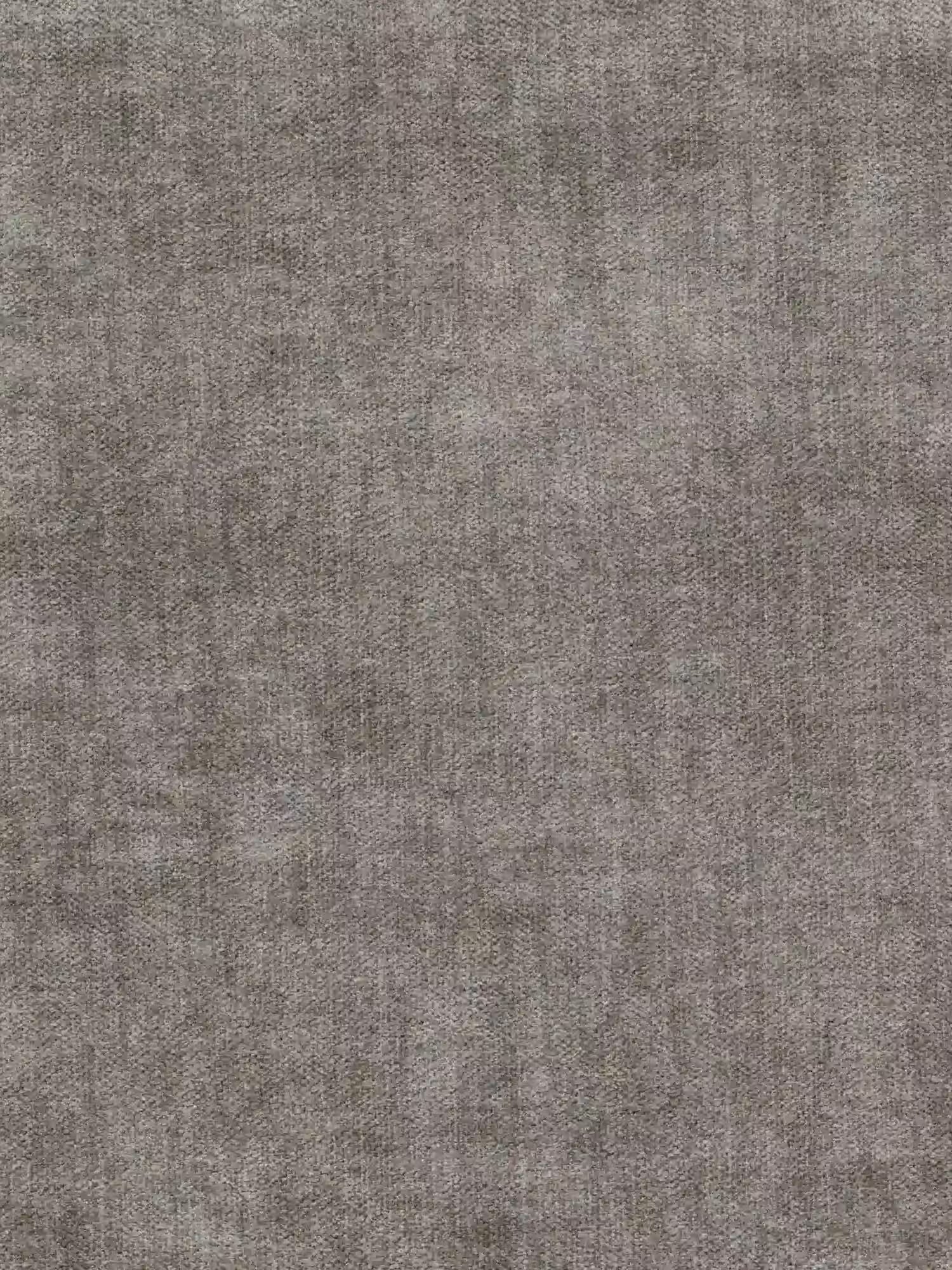 Un primo piano del divano Titano a 2 posti estraibile con poggiatesta reclinabili in tessuto smacchiabile Oeko-Tex® di Divani.Store mette in risalto il suo rivestimento grigio testurizzato, caratterizzato da fibre intrecciate a vista e da una finitura delicatamente screziata. La superficie morbida e le sfumature che vanno dal grigio chiaro al grigio medio creano un aspetto naturale e organico, rendendolo la scelta ideale per interni contemporanei che ricercano sia lo stile che la praticità.