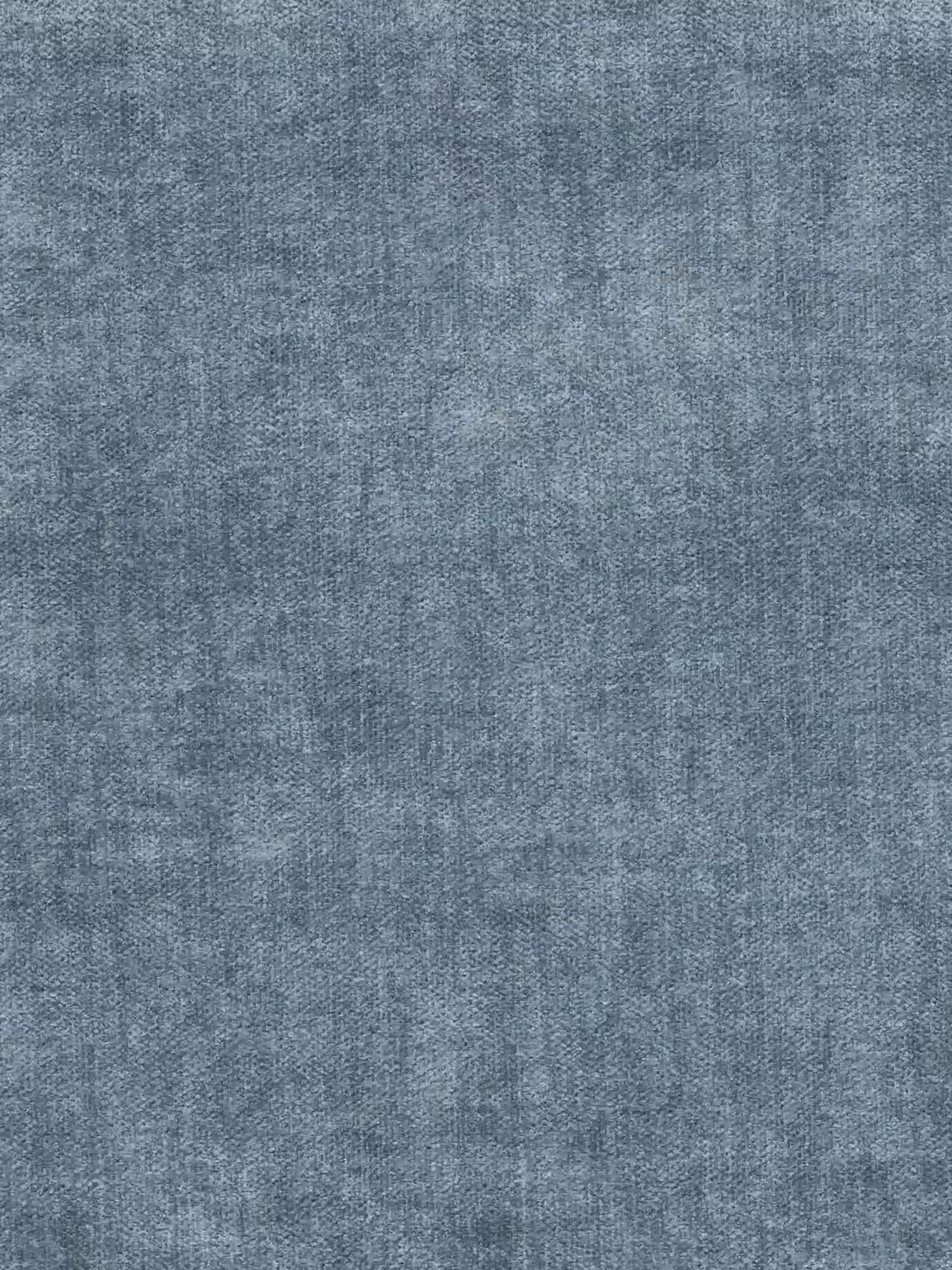 Primo piano su un tessuto denim blu caratterizzato da una trama in rilievo con sottili variazioni di colore e un effetto leggermente consumato: tratti distintivi del classico tessuto dei jeans, ideale per il rivestimento del divano Titano a 2 posti estraibile con poggiatesta reclinabili in tessuto smacchiabile Oeko-Tex® di Divani.Store. L’immagine mette in risalto i fili sottili e la finitura morbida e opaca su tutta la superficie, conferendo comfort e stile a qualsiasi ambiente.