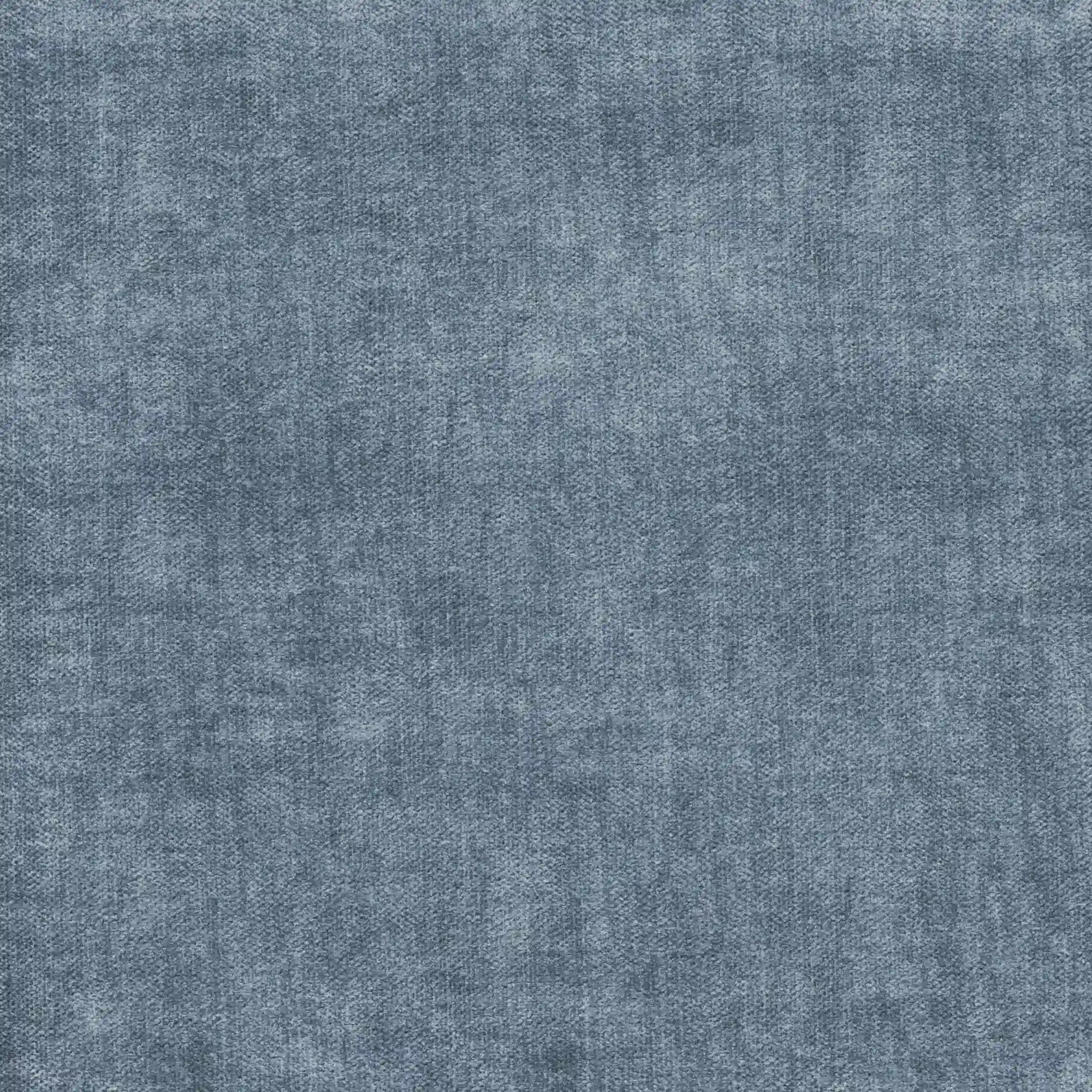 Primo piano su un tessuto denim azzurro con trama a rilievo, che richiama il comfort e lo stile del divano letto a 3 posti Maximus con materasso ALTO da 20 cm di Divani.Store, dotato di poggiatesta reclinabili e tessuto antimacchia certificato Oeko-Tex.