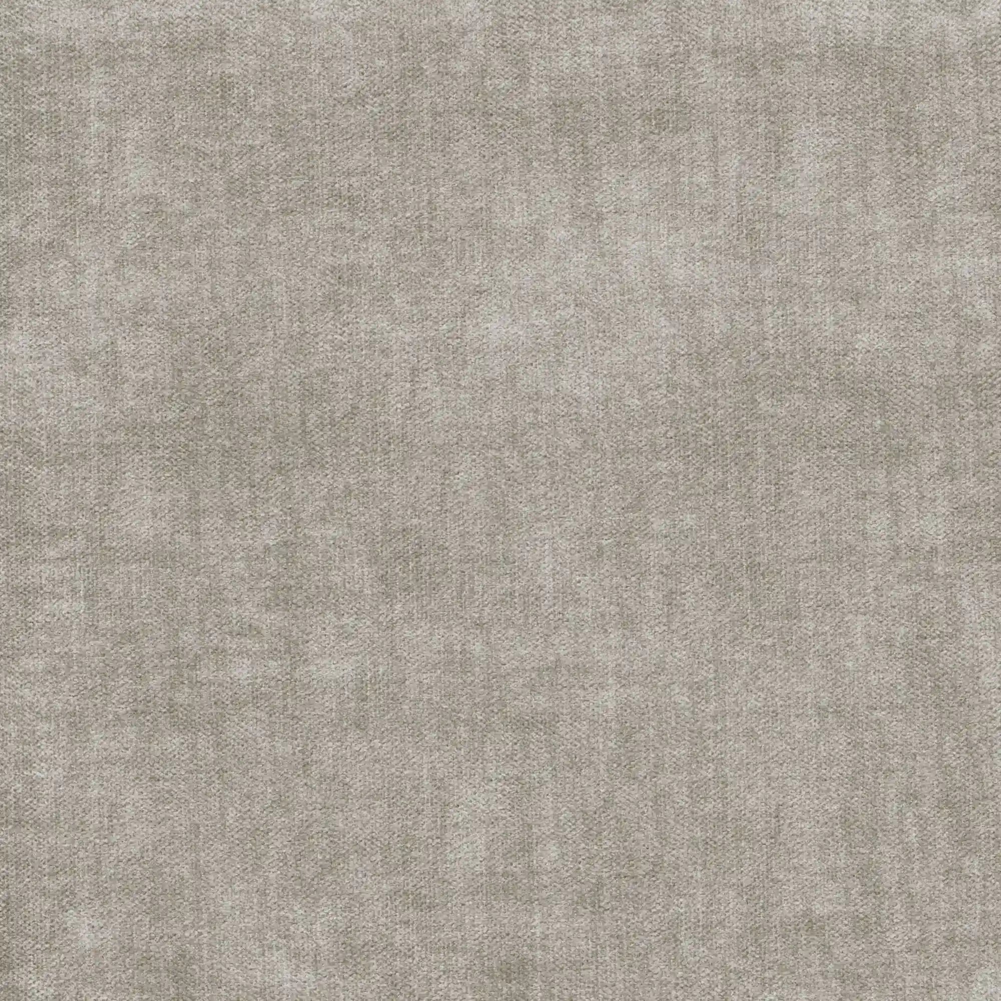 Un primo piano del tessuto Smacchiabile Oeko-Tex® di colore grigio chiaro, opaco e dalla trama morbida, utilizzato per il divano angolare reversibile con seduta estraibile e pouf contenitore “Titano” di Divani.Store — ideale per divani moderni con poggiatesta reclinabili.
