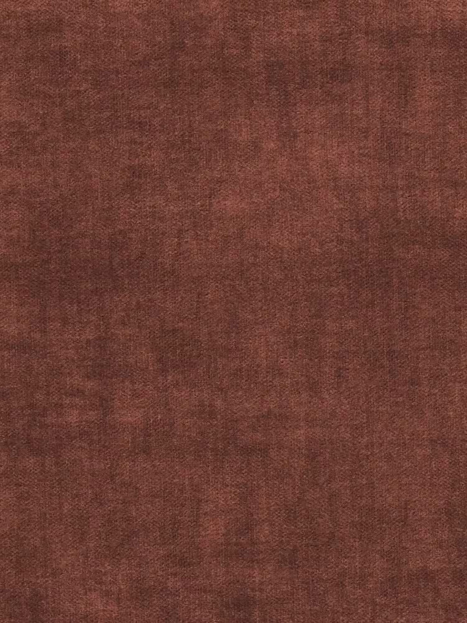 Il divano a 2 posti estraibile con poggiatesta reclinabili Titano di Divani.Store è rivestito in un morbido tessuto resistente alle macchie certificato Oeko-Tex®, in una calda tonalità di marrone-rossastro. Il materiale presenta una trama liscia e vellutata con sottili sfumature che conferiscono profondità e un aspetto delicatamente vissuto e accogliente, ideale per un divanetto moderno. Il rivestimento è privo di motivi o disegni visibili.
