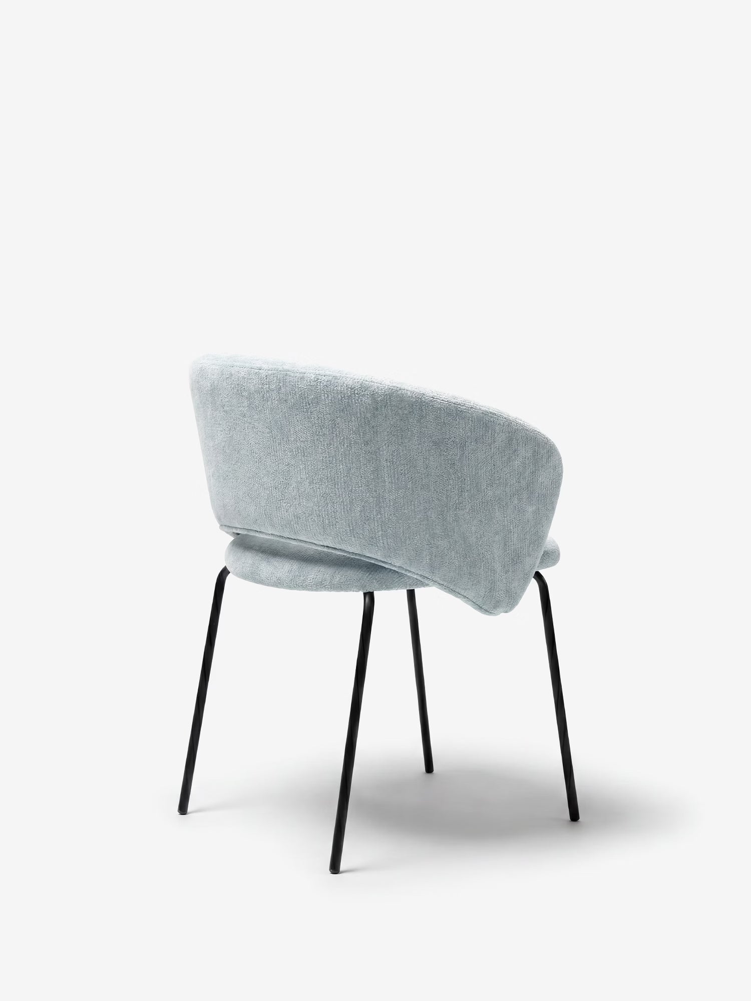 La sedia imbottita Fosca di Divani.Store presenta un design moderno con braccioli, un morbido tessuto certificato OEKO-TEX® in grigio chiaro, uno schienale curvo ed eleganti gambe in metallo nero, per un look minimalista e contemporaneo.