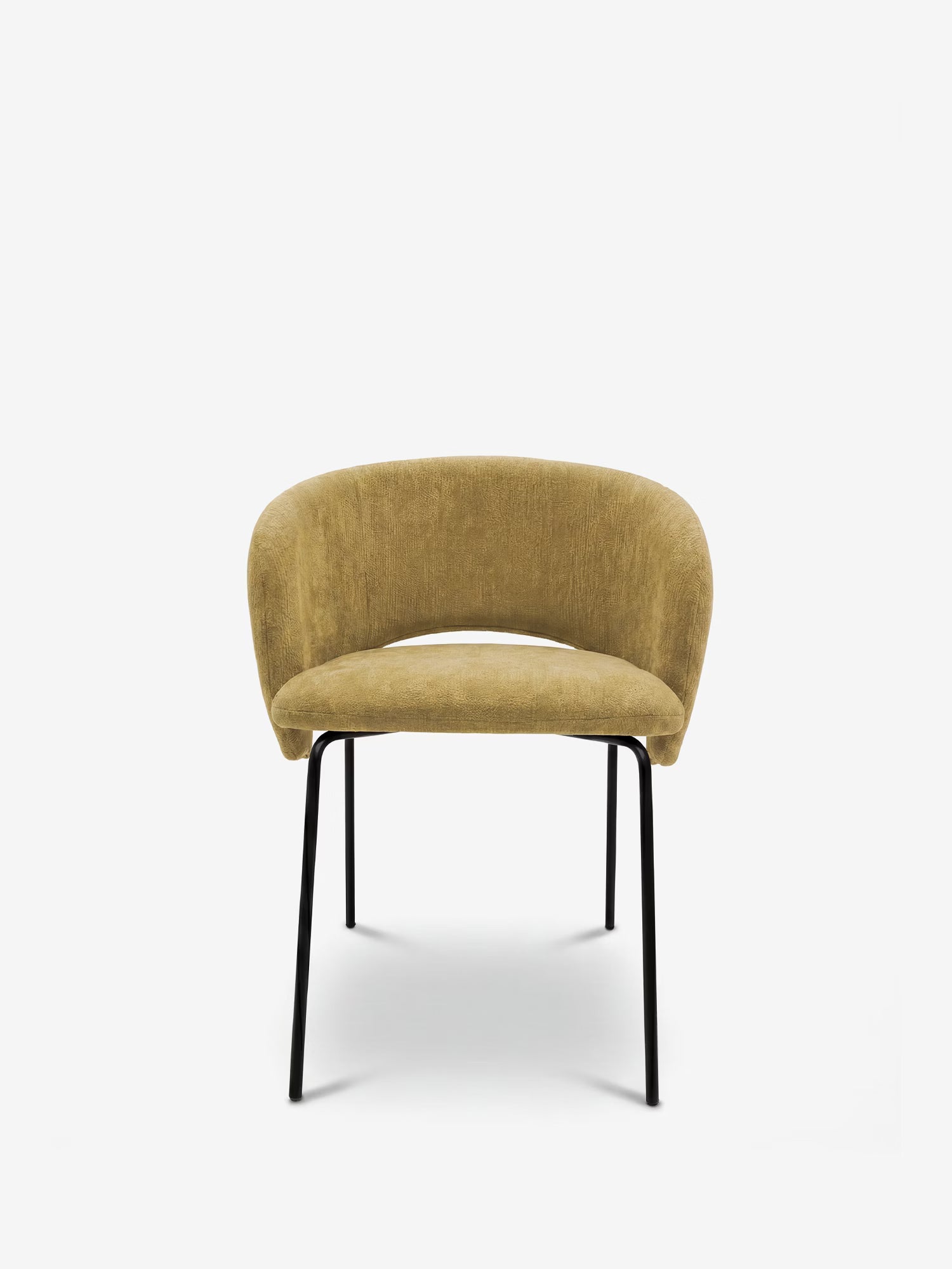 La sedia imbottita Fosca di Divani.Store presenta uno schienale e braccioli moderni dalla linea curva, rivestiti in tessuto giallo senape certificato OEKO-TEX®, con sottili gambe in metallo nero, vista di fronte su sfondo bianco.