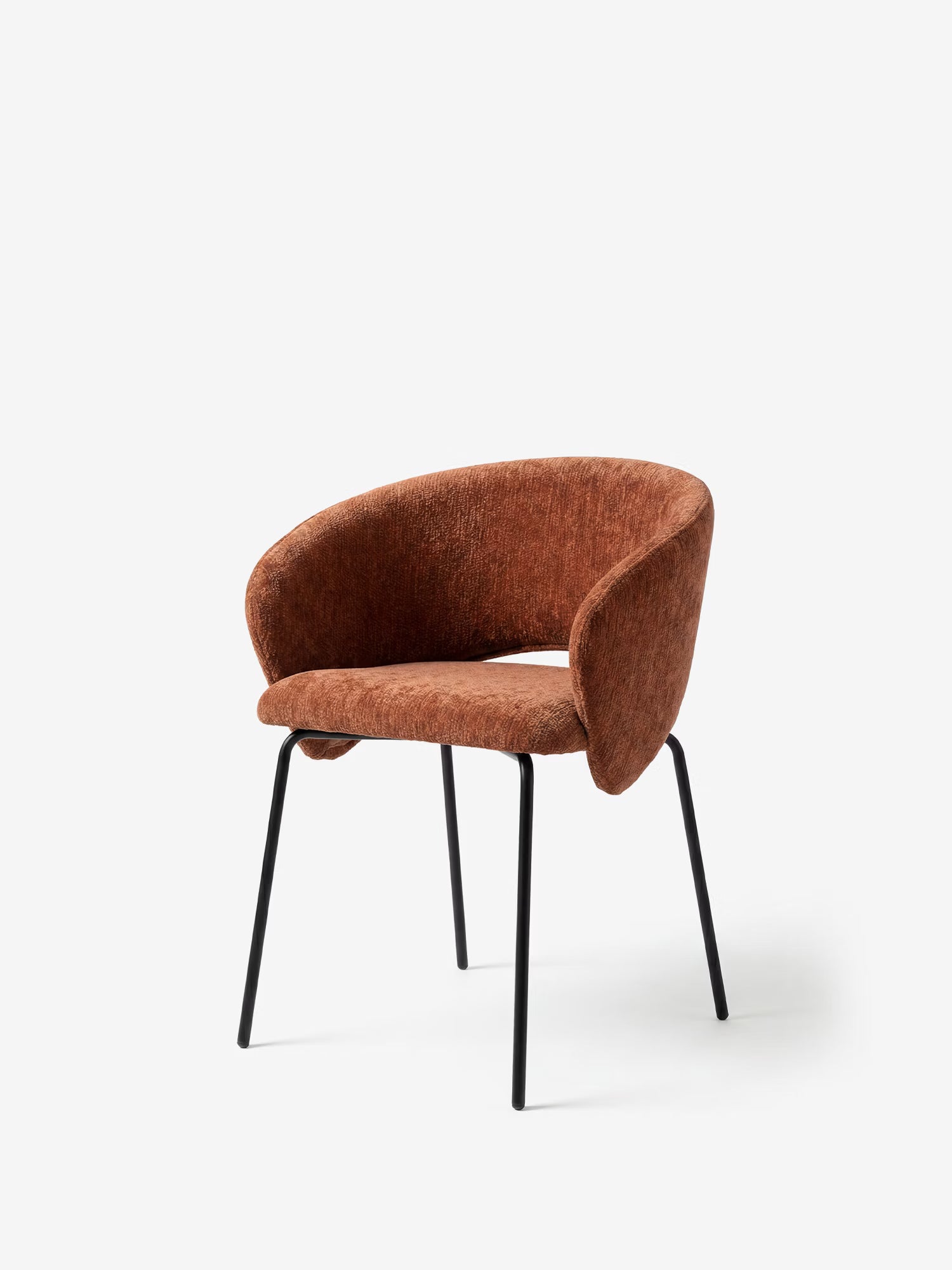 La sedia imbottita Fosca di Divani.Store presenta uno schienale e braccioli curvi, rivestiti in tessuto color ruggine certificato OEKO-TEX®, e poggia su quattro sottili gambe in metallo nero.