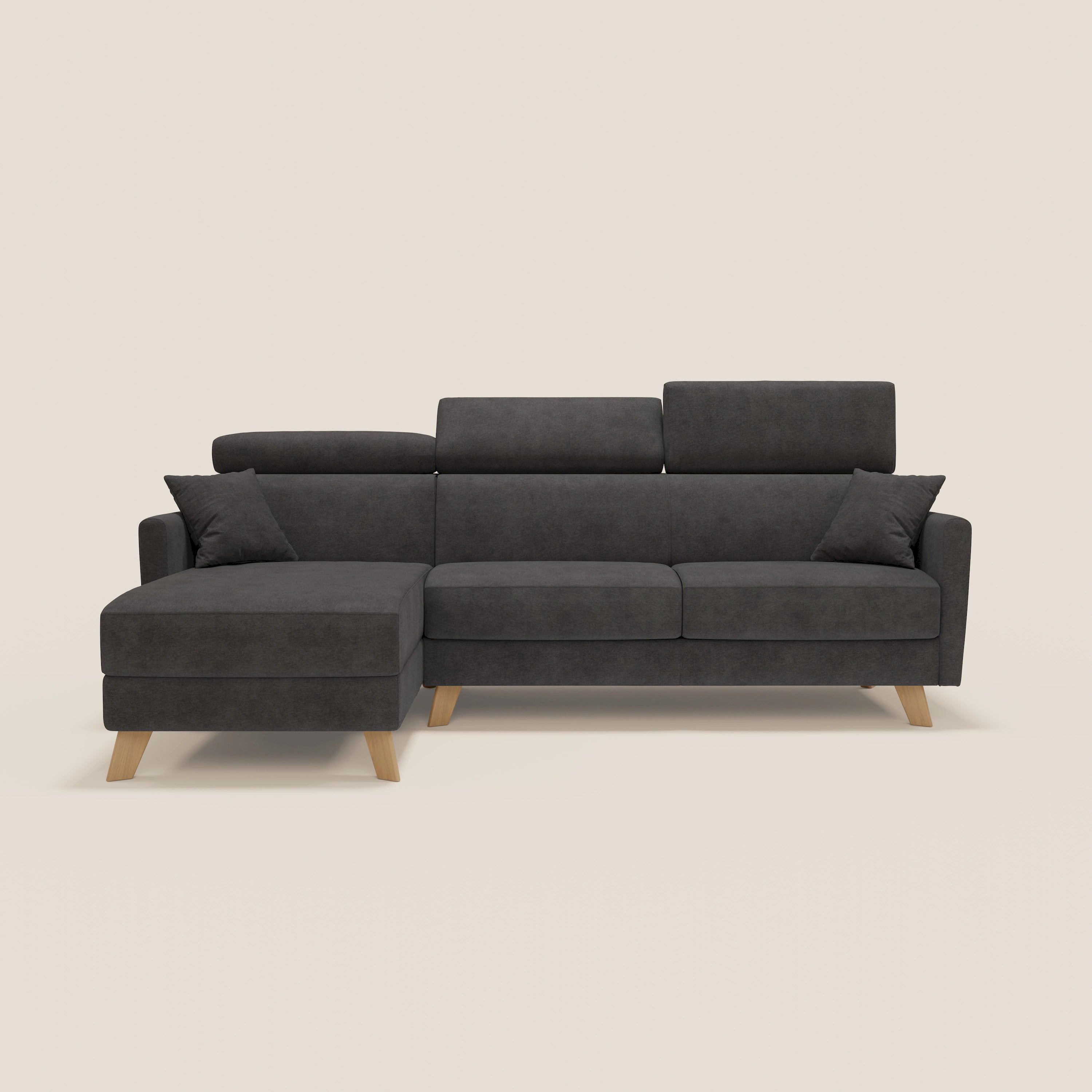 Il divano letto angolare Francy di Divani.Store, in tessuto smacchiabile T17 antracite, ha penisola contenitore sinistra, poggiatesta reclinabili e due cuscini rettangolari; sfondo beige semplice.