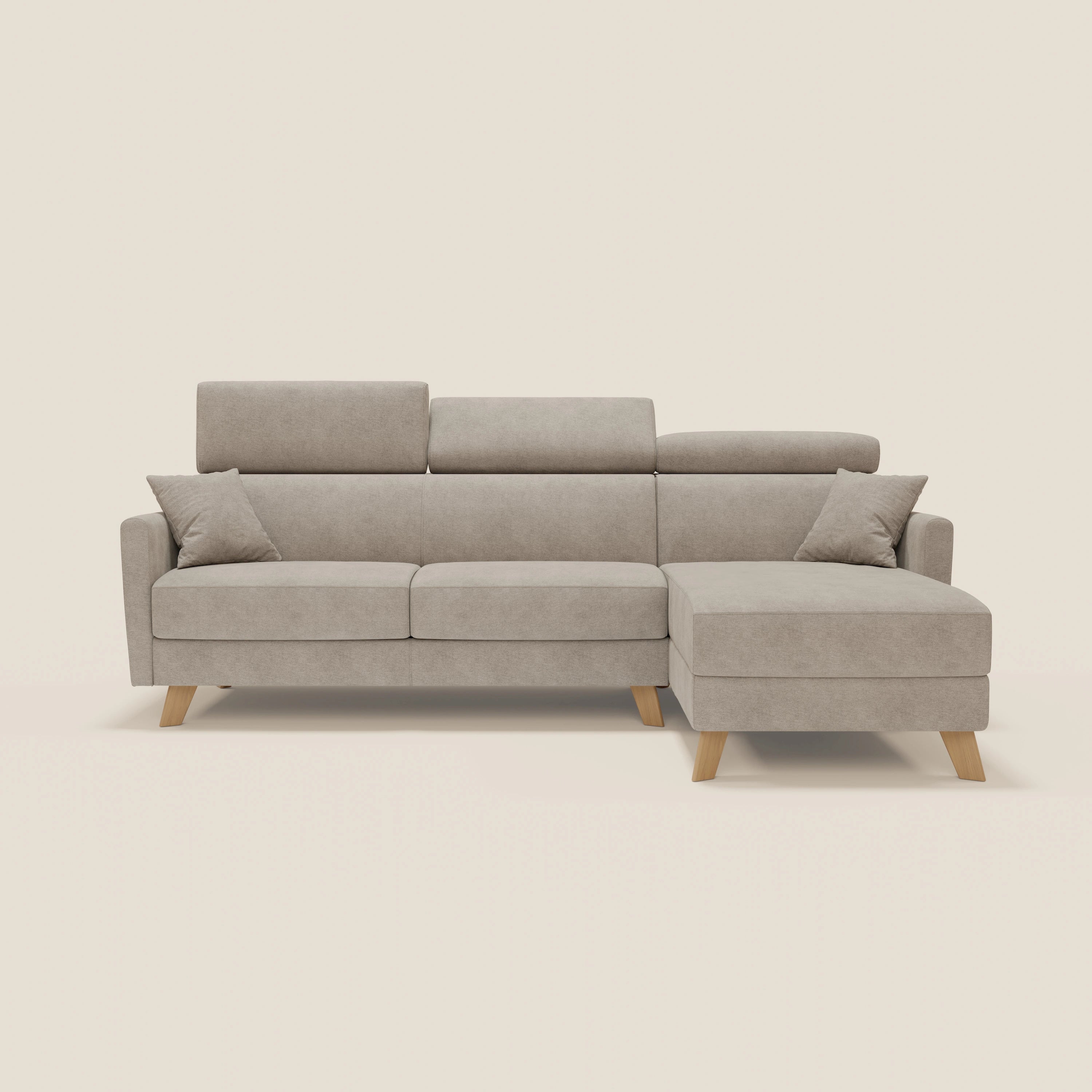 Il divano letto angolare sfoderabile Francy di Divani.Store è caratterizzato da una chaise longue destra con contenitore, poggiatesta reclinabili, tessuto antimacchia T17 beige, gambe in legno, due cuscini di schienale e cuscini coordinati in stile nordico su sfondo bianco sporco.