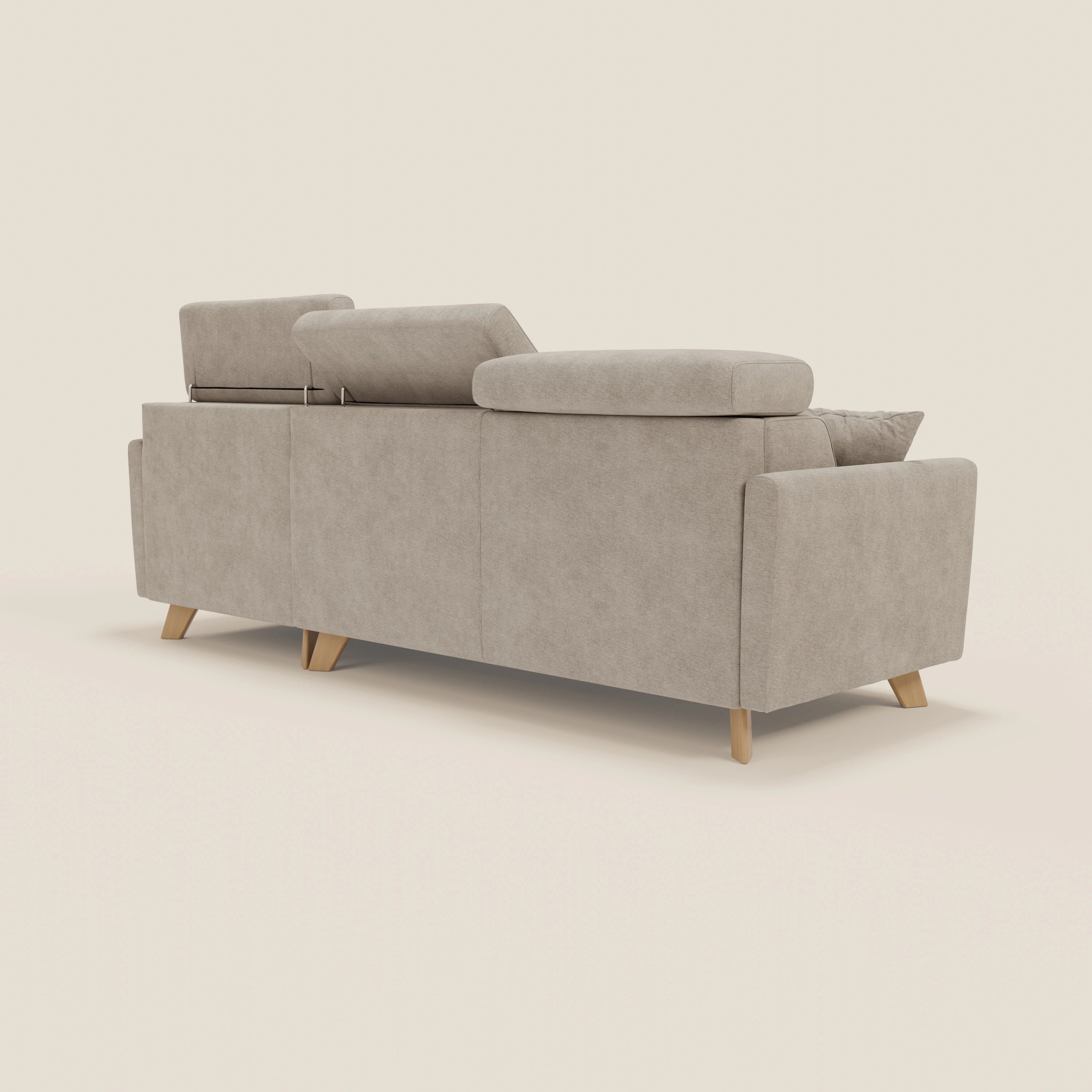 Il divano letto angolare sfoderabile Francy di Divani.Store in tessuto T17 beige, facile da pulire, è caratterizzato da una poltrona contenitore, poggiatesta reclinabili (uno in alto e uno in basso), braccioli rettangolari e gambe in legno, che incarnano lo Stile Nordico su uno sfondo bianco sporco.