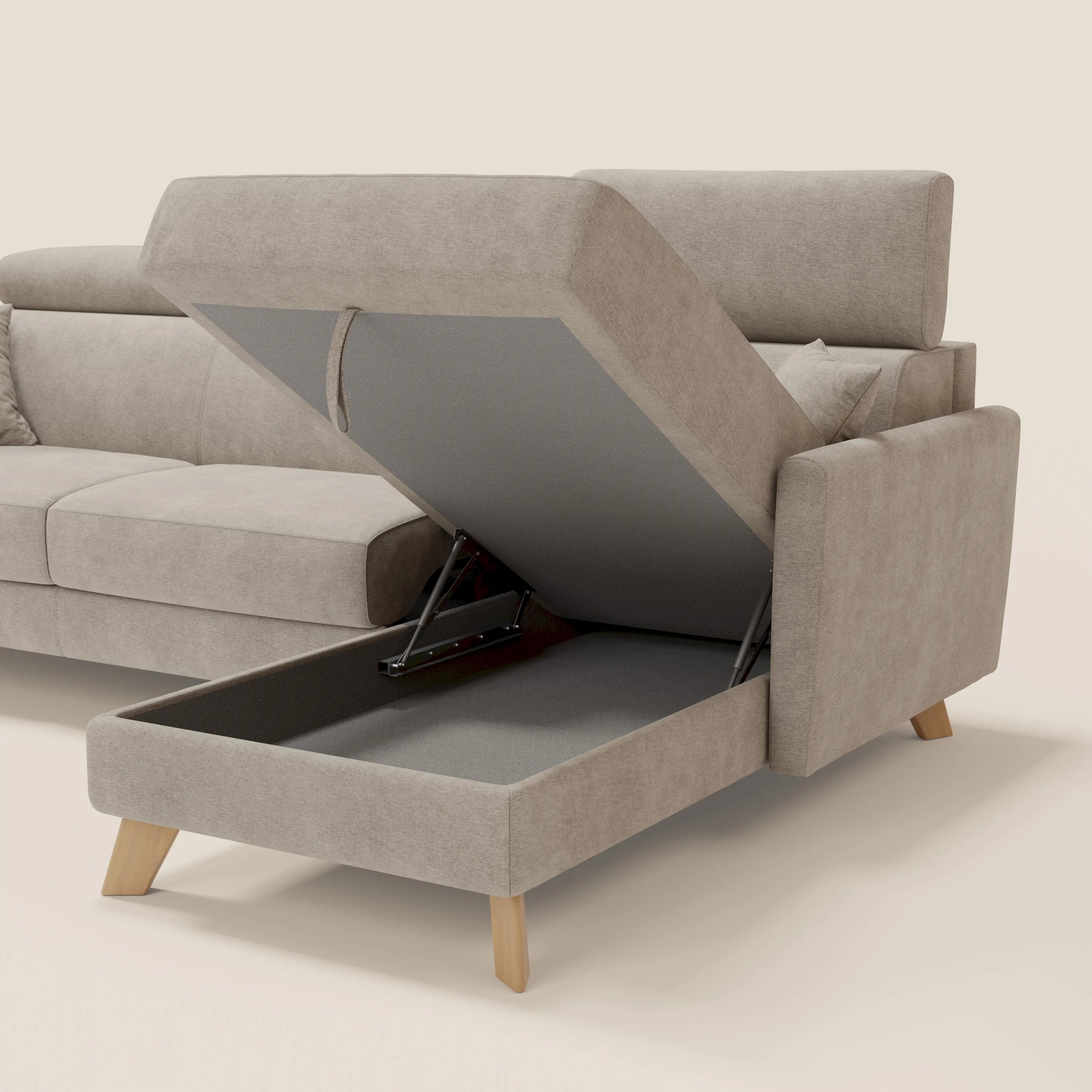 Il divano letto angolare sfoderabile Francy di Divani.Store in smacchiabile T17 beige è caratterizzato da una chaise con contenitore, gambe in legno, poggiatesta reclinabili e Stile Nordico, perfetto su uno sfondo chiaro e semplice.