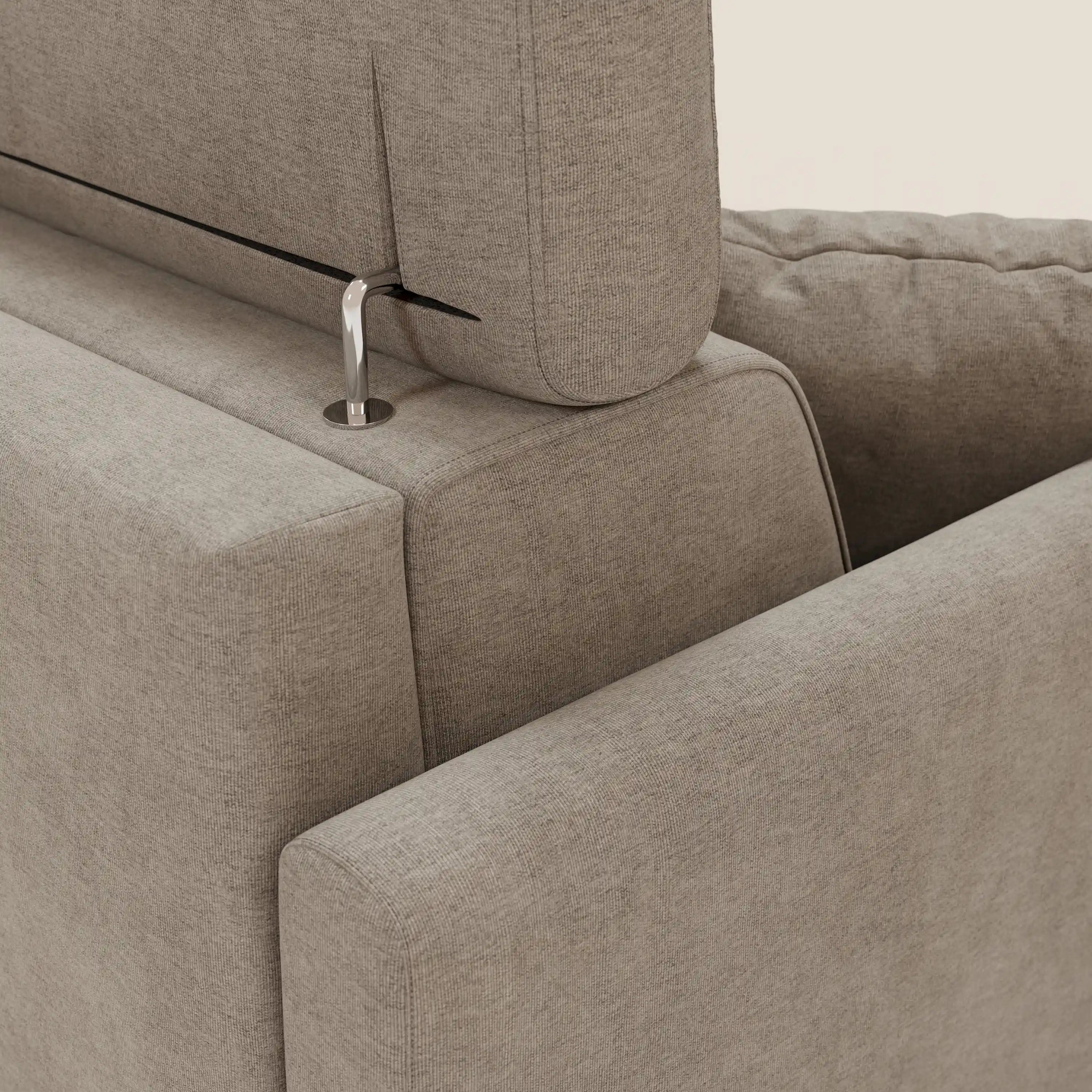Primo piano del divano letto angolare sfoderabile Francy di Divani.Store in tessuto antimacchia T17 beige, che mette in evidenza il poggiatesta reclinabile e la leva in metallo. Il rivestimento strutturato spicca su uno sfondo bianco sporco.