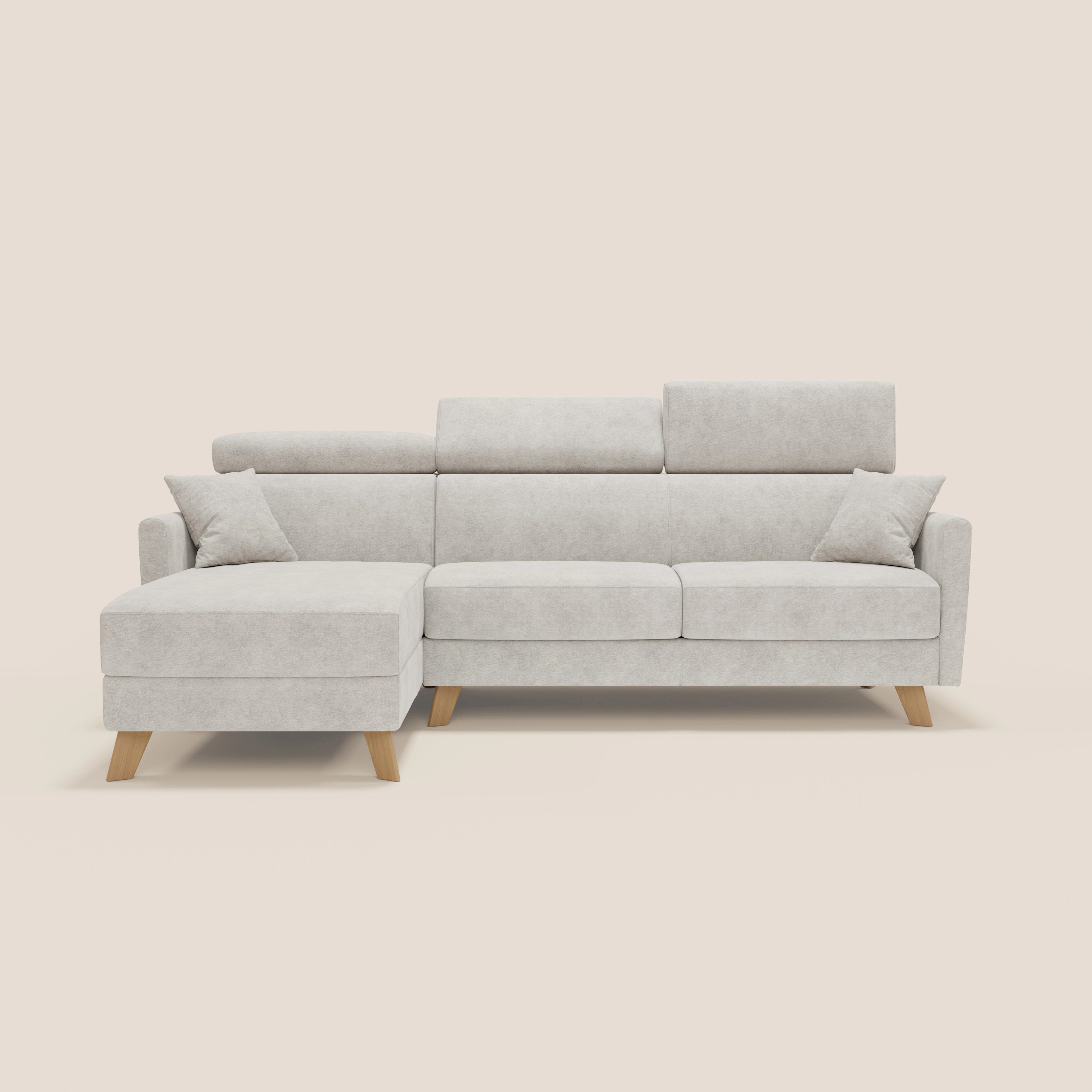 Il divano letto angolare sfoderabile Francy di Divani.Store è caratterizzato da tessuto smacchiabile T17 bianco, penisola contenitore a sinistra, poggiatesta reclinabili e un moderno design nordico, perfetto su uno sfondo beige.