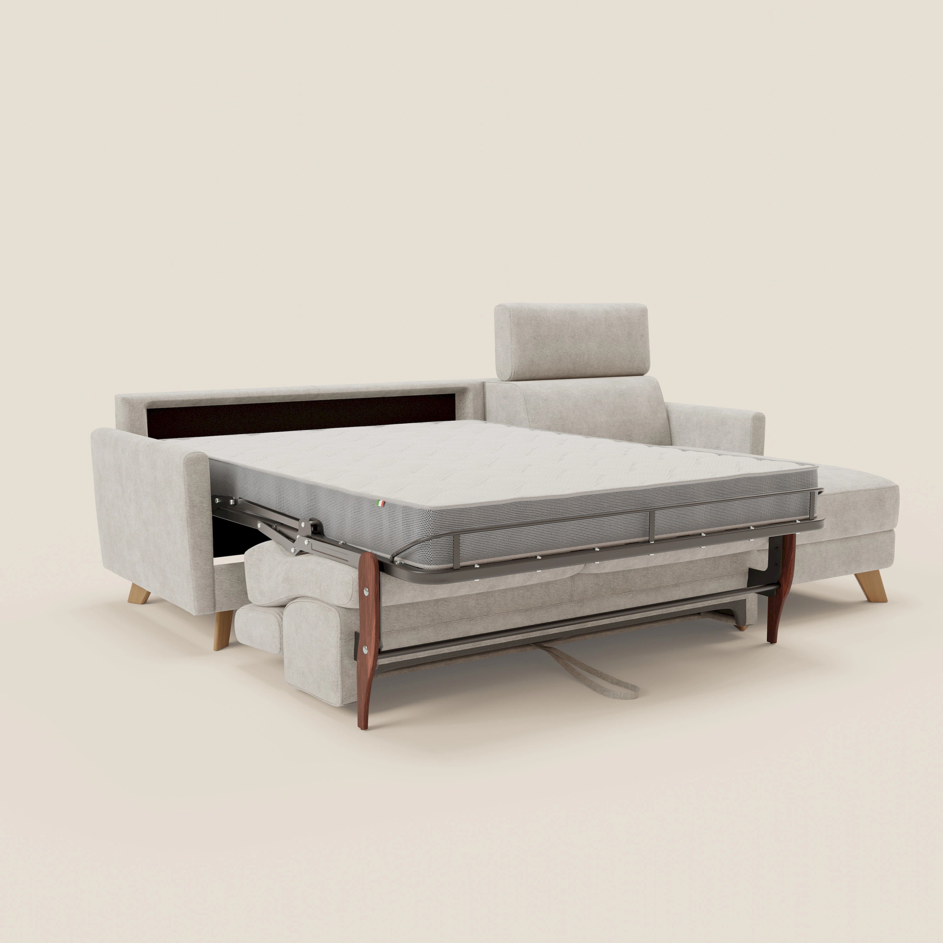 Il divano letto angolare sfoderabile Francy di Divani.Store in tessuto T17 bianco è dotato di chaise longue con contenitore, poggiatesta reclinabili e rivestimento sfoderabile antimacchia. In questo caso, il letto estraibile è allungato su uno sfondo color crema.