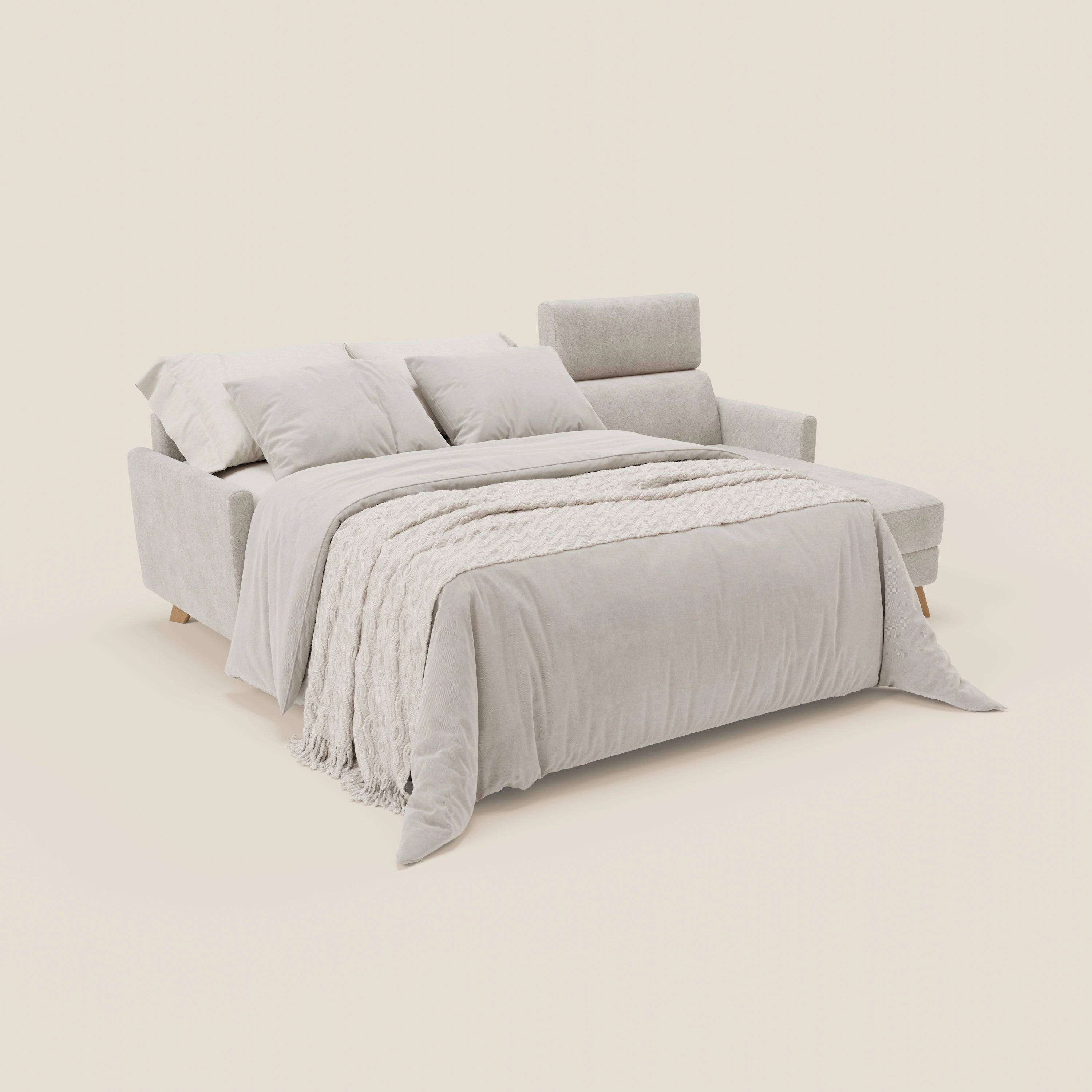 Il divano letto angolare sfoderabile Francy di Divani.Store in T17 bianco è dotato di chaise longue con contenitore, poggiatesta reclinabili e tessuto antimacchia sfoderabile. Il suo morbido design nordico spicca sul fondo bianco sporco.