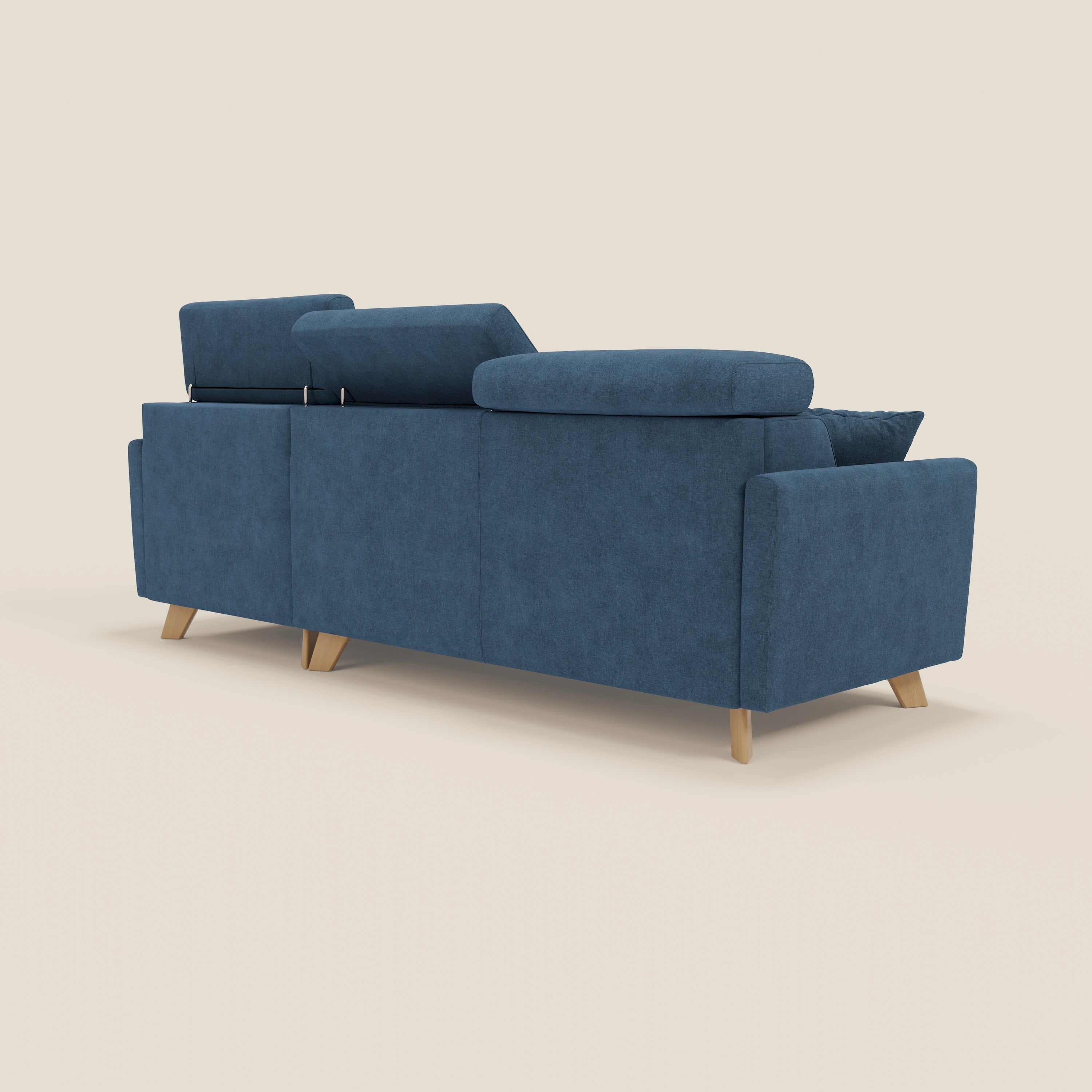 Il divano letto angolare sfoderabile Francy di Divani.Store è mostrato di schiena e di lato. In tessuto blu T17 antimacchia, presenta una poltrona contenitore, due poggiatesta reclinabili, gambe in legno chiaro e linee pulite in Stile Nordico.