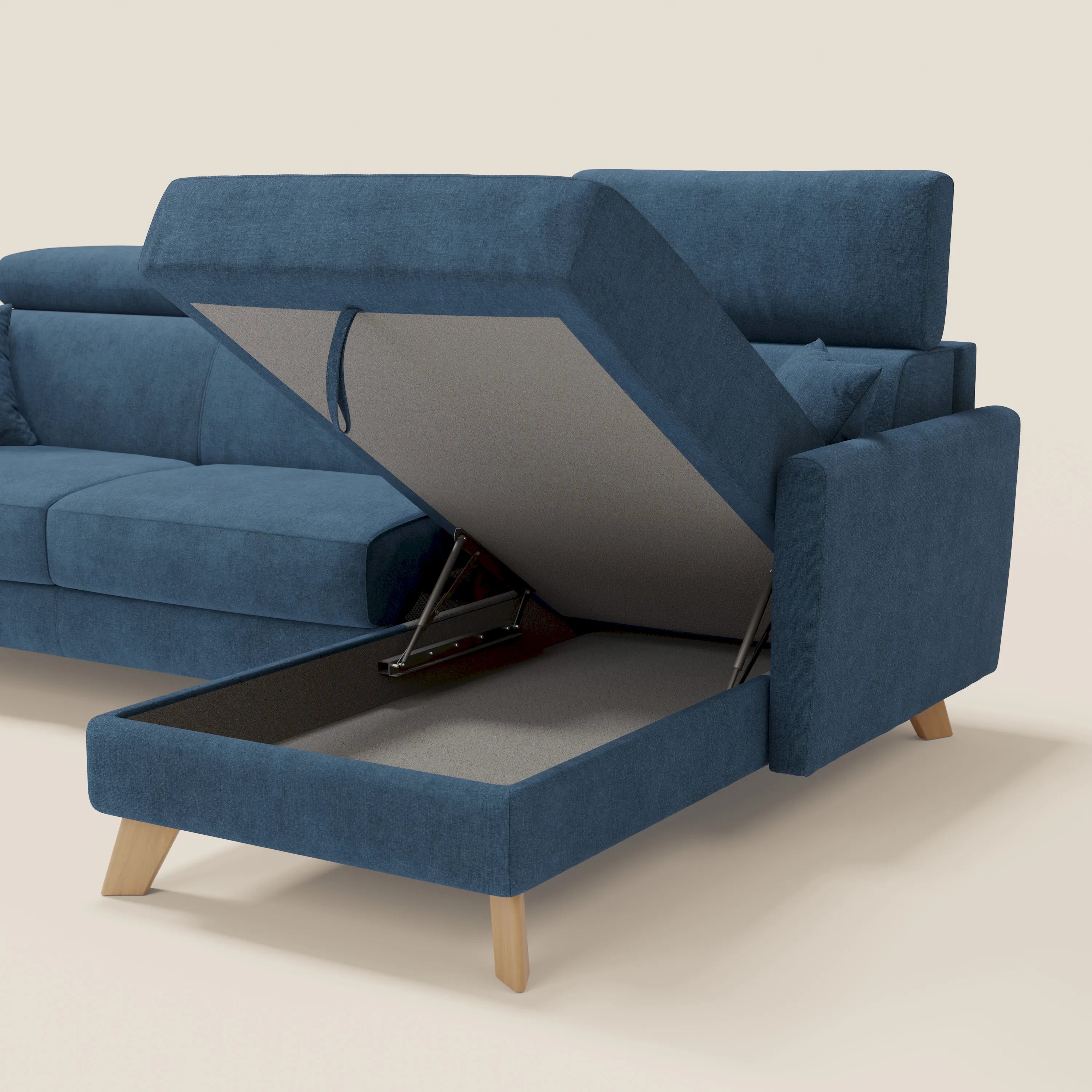 Il divano letto angolare sfoderabile Francy di Divani.Store, nel colore blu T17, è dotato di chaise longue con contenitore, poggiatesta reclinabili e tessuto antimacchia; il design Stile Nordico e Comfort Smart risalta sullo sfondo chiaro.