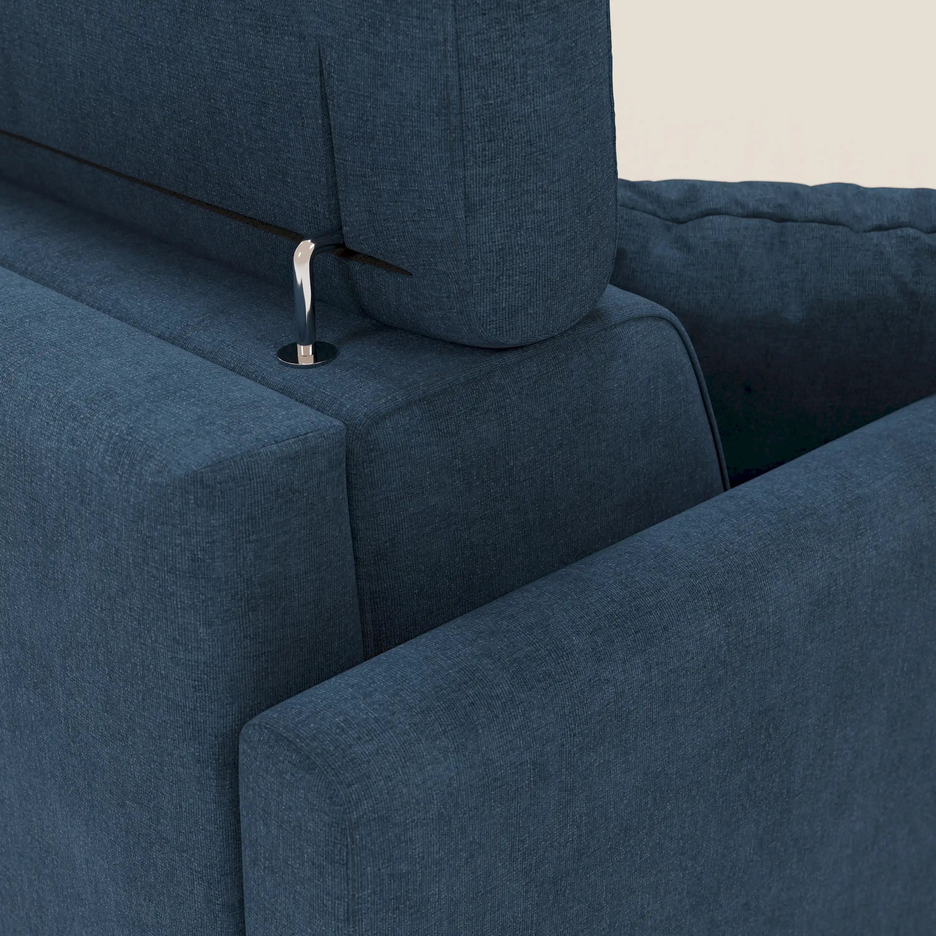 Primo piano di Francy divano letto angolare sfoderabile di Divani.Store in tessuto T17 antimacchia blu, con chaise longue contenitore, poggiatesta regolabili, supporti metallici a vista e linee pulite che evocano lo Stile Nordico su uno sfondo neutro.