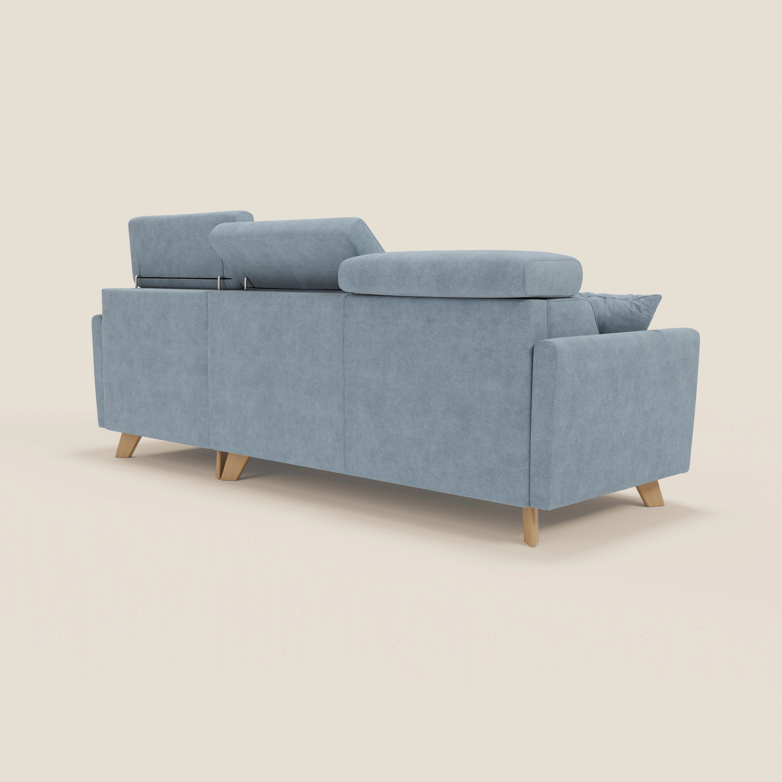 Il divano letto angolare sfoderabile Francy di Divani.Store è presentato dal retro, con tre sedute, penisola contenitore, poggiatesta reclinabili e gambe in legno. Il tessuto T17 carta da zucchero spicca su uno sfondo neutro dal design nordico e minimalista.