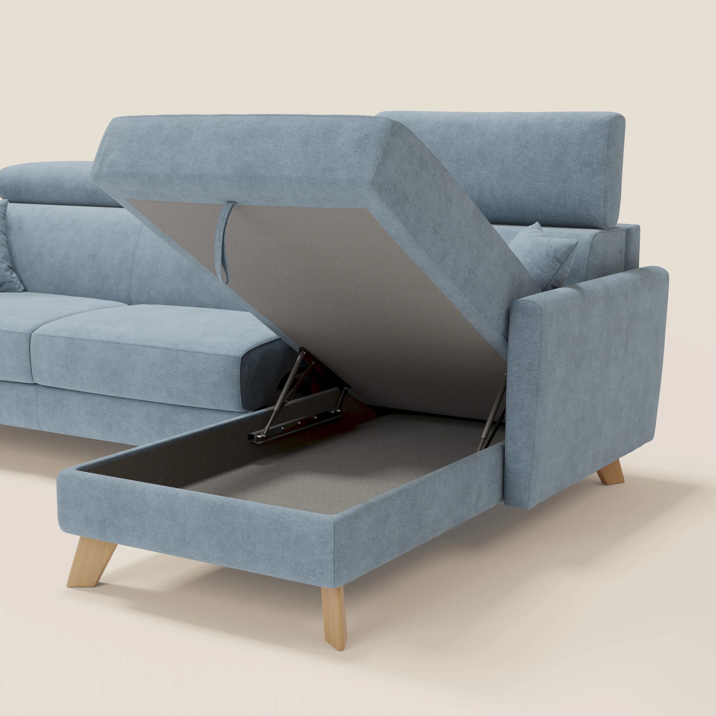 Il divano letto angolare Francy di Divani.Store, di colore azzurro, è caratterizzato da un tessuto T17 sfoderabile e antimacchia, da una poltrona sollevabile con contenitore nascosto e da poggiatesta reclinabili, su sfondo beige.