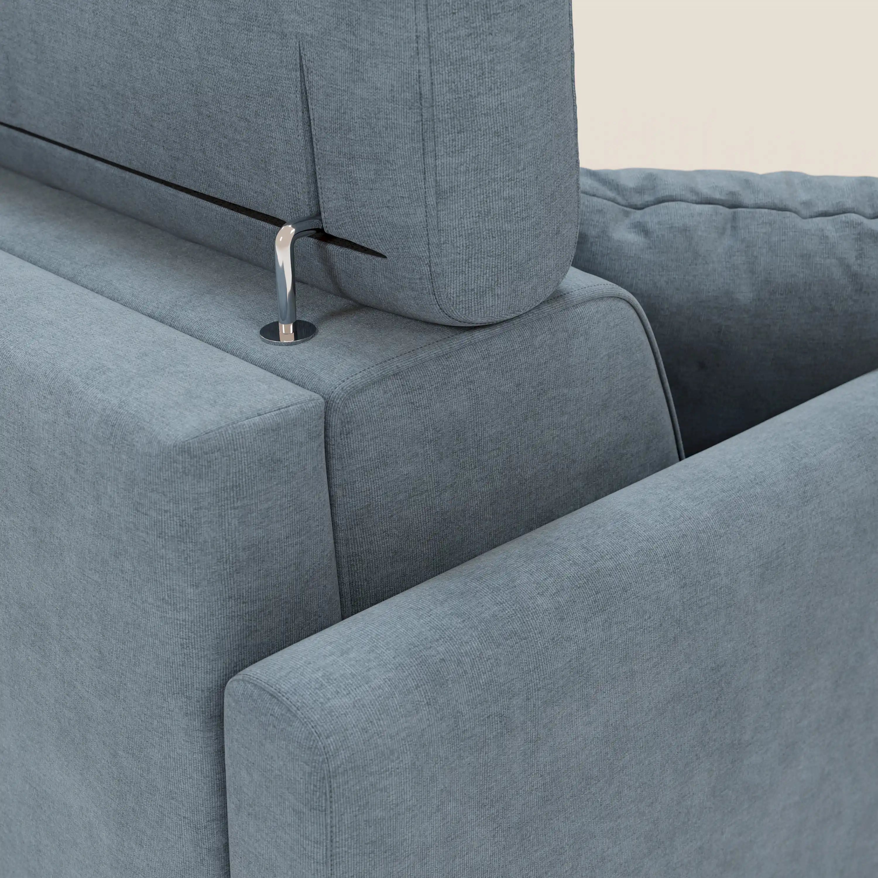 Primo piano del divano letto angolare sfoderabile Francy di Divani.Store in tessuto T17 carta da zucchero, con schienale staccabile, attacco per asta metallica, poggiatesta reclinabili e finitura strutturata antimacchia.