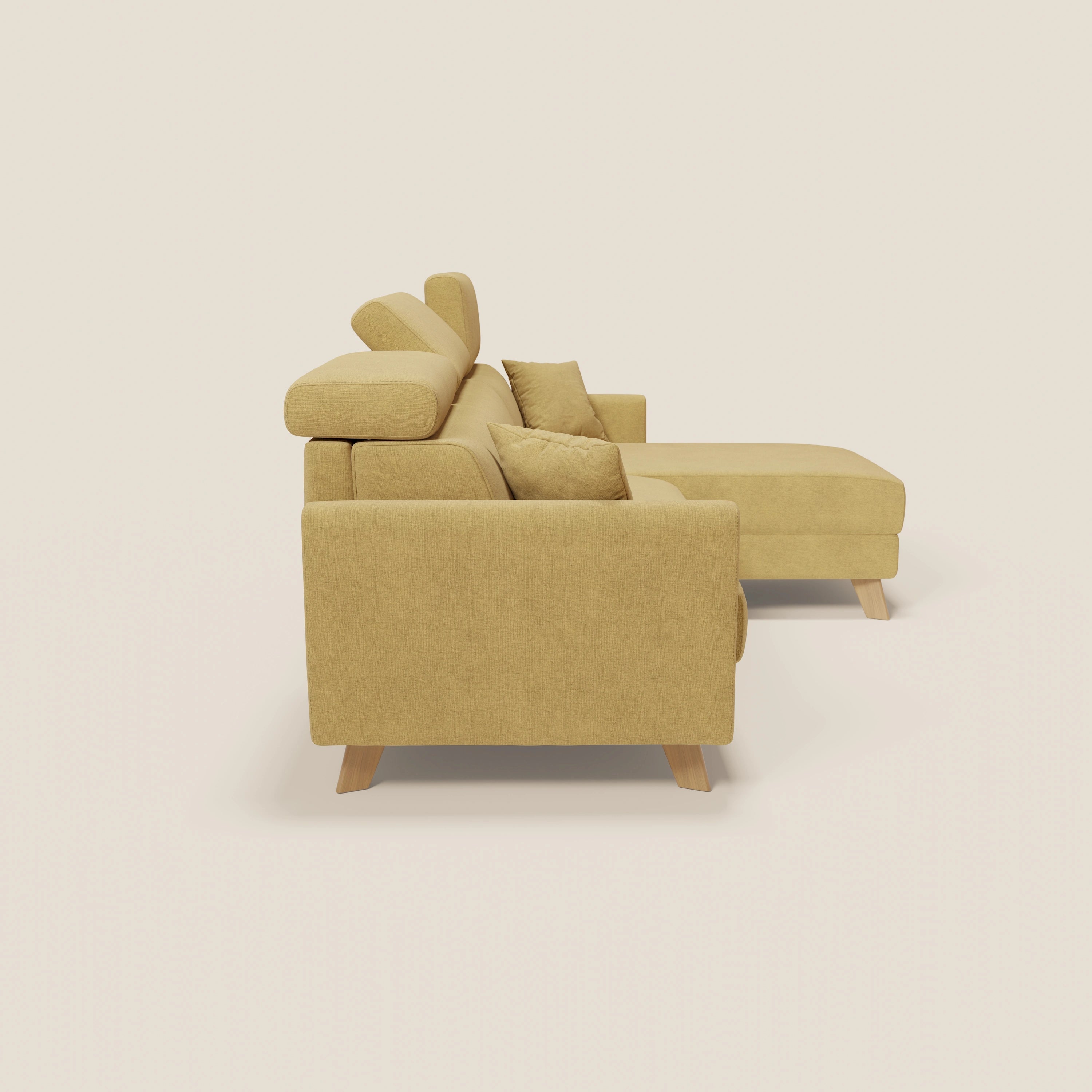 Il divano letto angolare sfoderabile Francy di Divani.Store, rivestito in tessuto smacchiabile T17 giallo, è dotato di una chaise con contenitore, poggiatesta reclinabili, gambe in legno angolari e due cuscini decorativi dal design Stile Nordico.