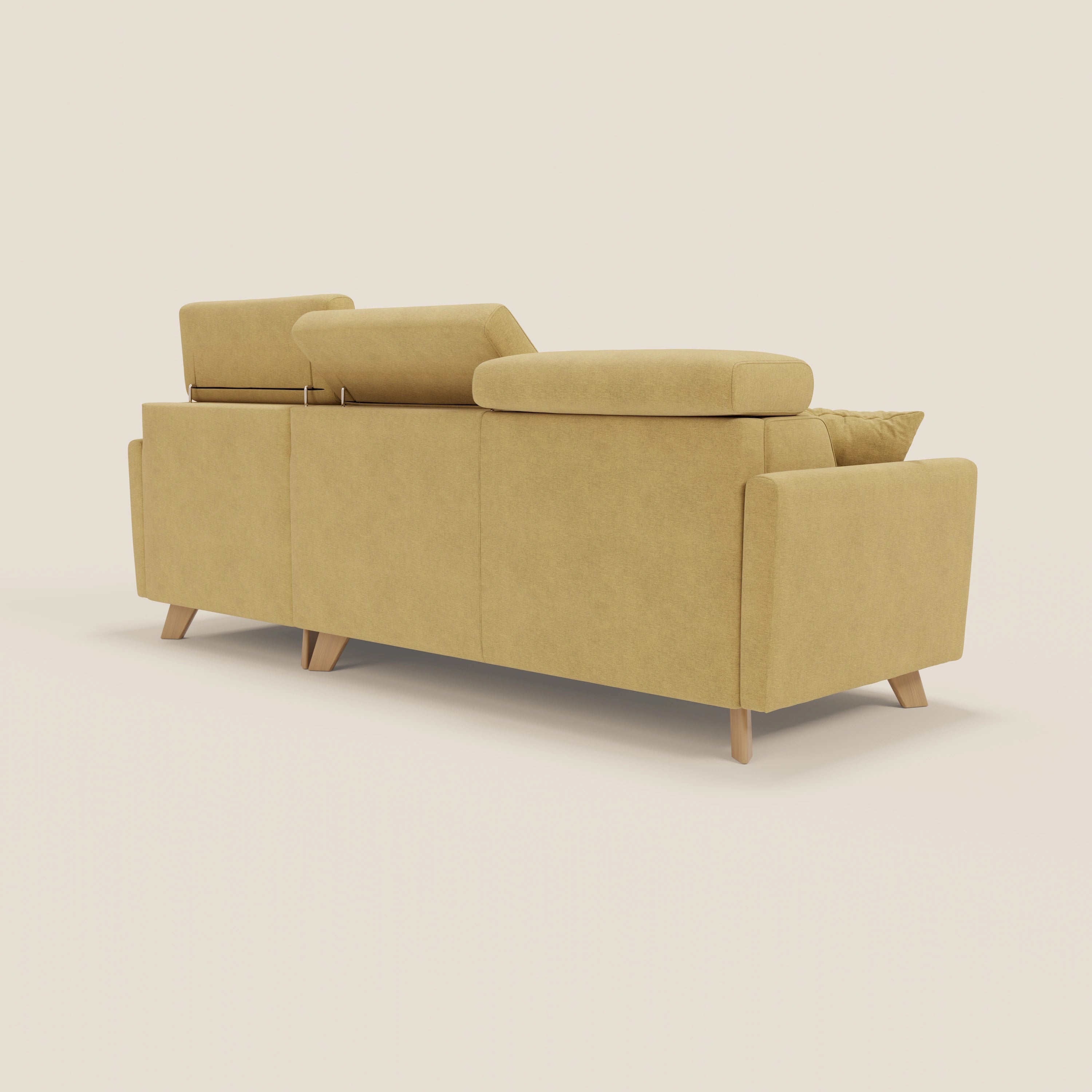 Il divano letto angolare sfoderabile Francy di Divani.Store, nel colore giallo T17, è caratterizzato da una poltrona contenitore, da poggiatesta regolabili e da linee pulite nel design di Stile Nordico, rappresentato dallo schienale su uno sfondo bianco sporco.