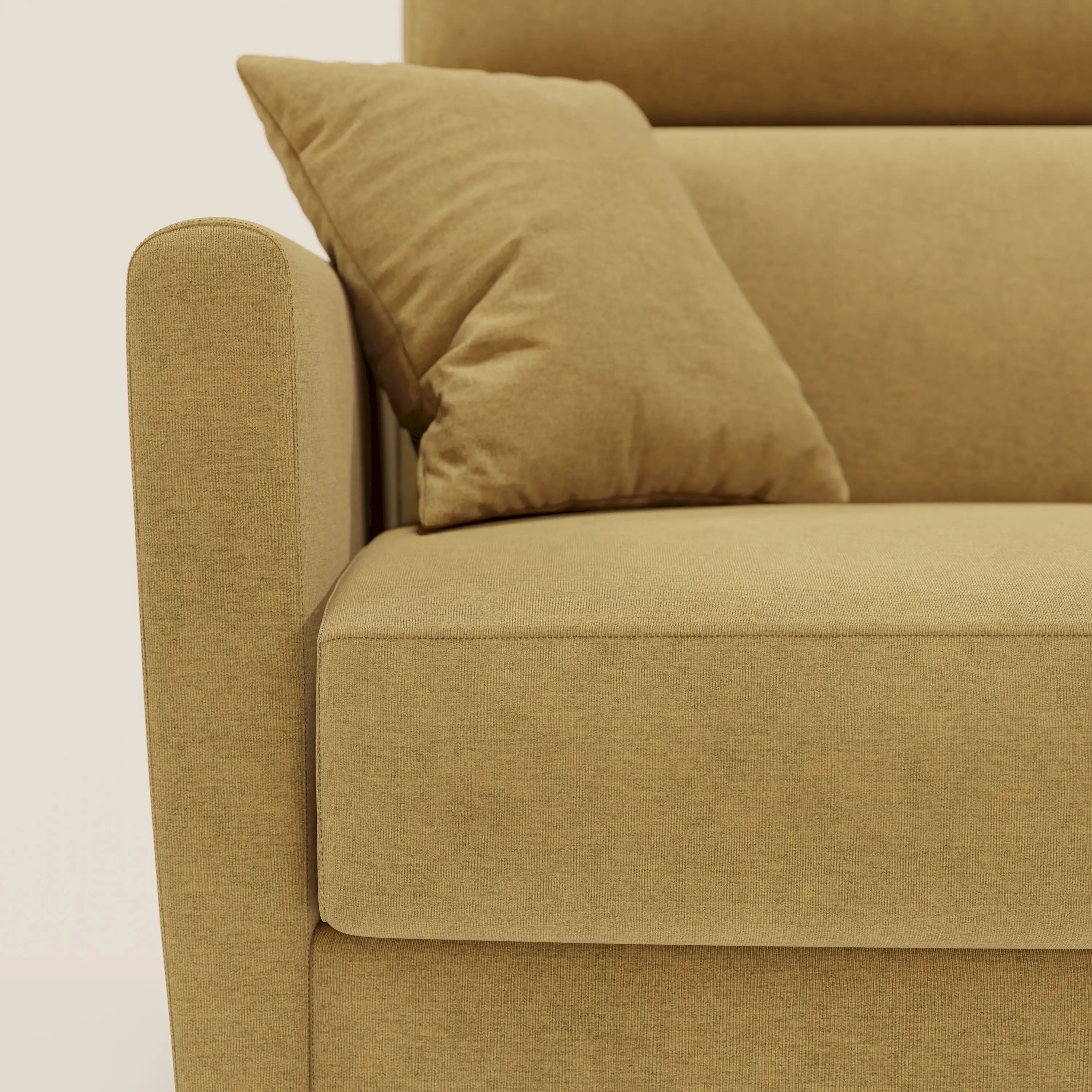 Primo piano del divano letto angolare sfoderabile Francy di Divani.Store in tessuto antimacchia giallo T17, con chaise longue e poggiatesta reclinabili, accostato a una parete bianca per un raffinato stile nordico.