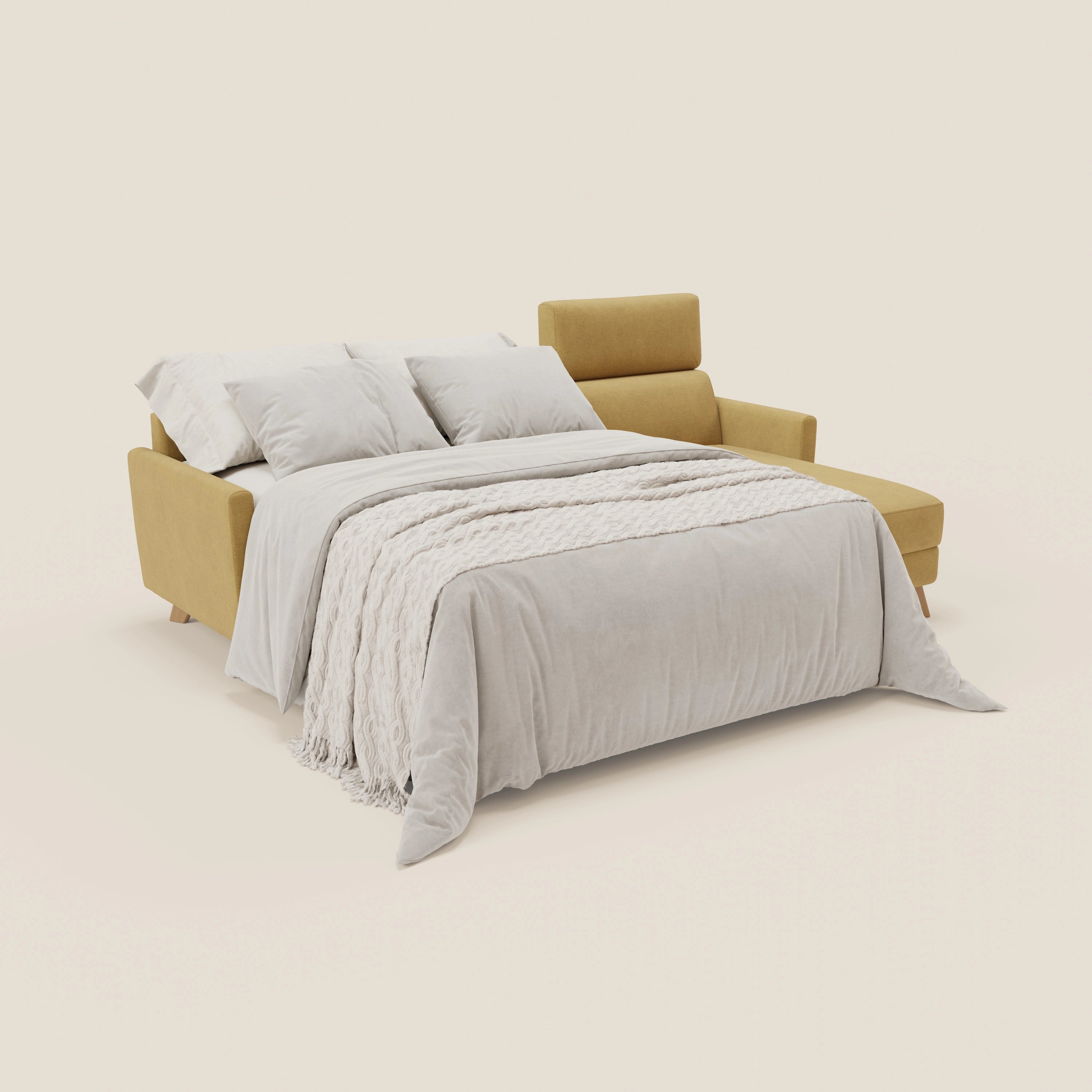 Il divano letto angolare sfoderabile Francy di Divani.Store in smacchiabile T17 giallo è completamente esteso come letto, con tre cuscini bianchi e una coperta color crema, oltre a una coperta strutturata, su uno sfondo beige chiaro in stile nordico.