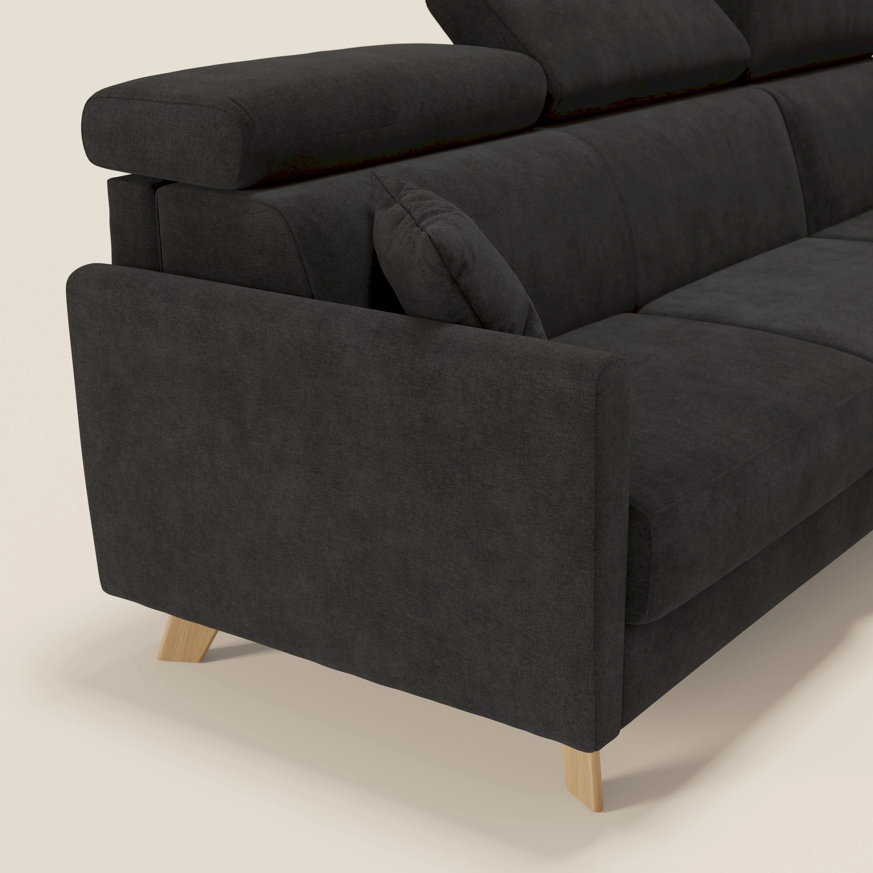 Il divano letto angolare sfoderabile Francy di Divani.Store è caratterizzato da poggiatesta reclinabili, chaiseuse contenitore, tessuto antimacchia T17 nero, bracciolo angolare, gambe in legno chiaro e cuscino coordinato, perfetto per gli interni in stile nordico.