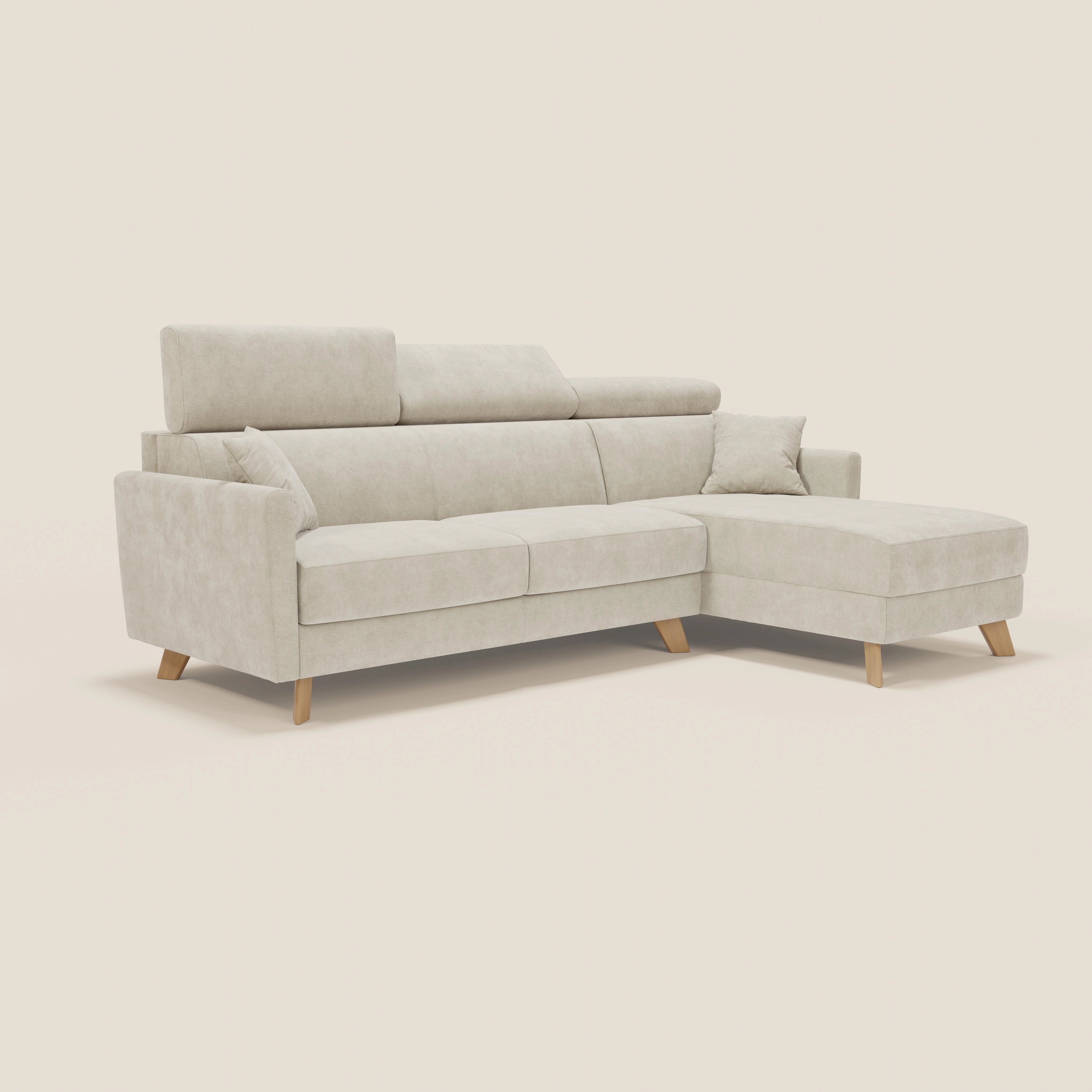 Il divano letto angolare Francy di Divani.Store è caratterizzato da un tessuto antimacchia T17 panna, sfoderabile, chaise longue destra, due poggiatesta reclinabili, tre cuscini di seduta e un cuscino coordinato. Presenta uno sfondo bianco sporco.