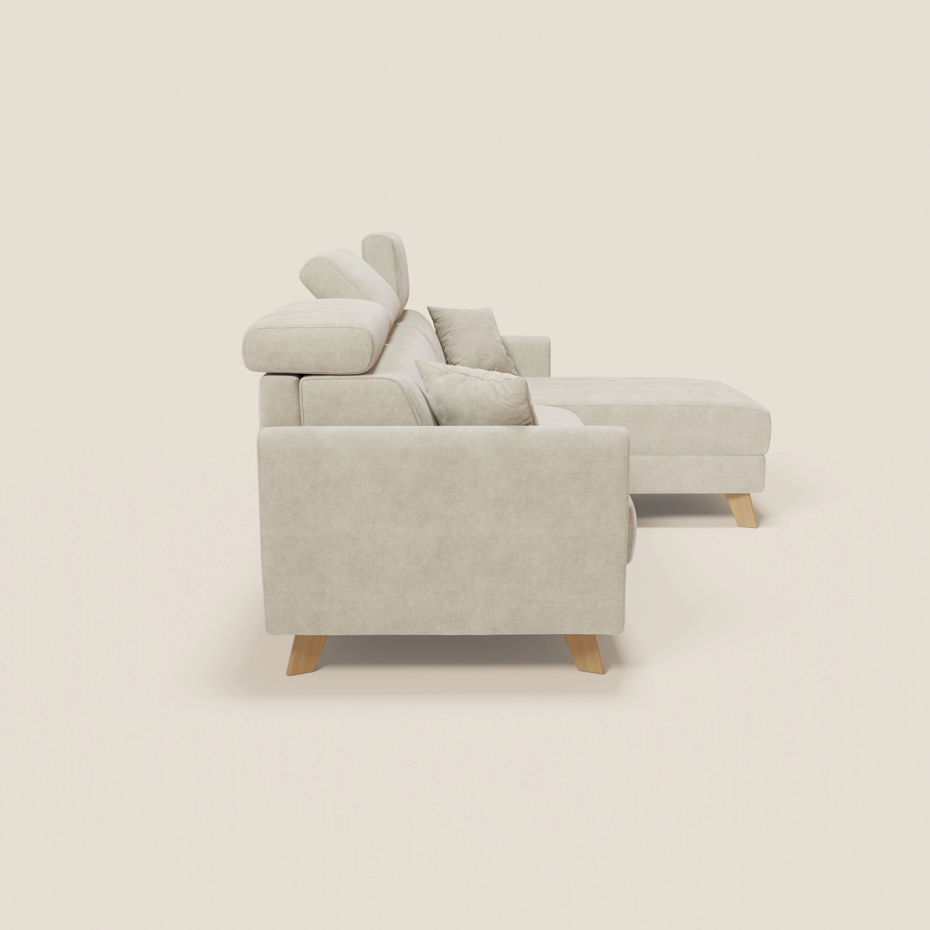 Vista laterale del divano letto angolare Francy di Divani.Store in tessuto smacchiabile T17 panna, caratterizzato da una chaise con contenitore, poggiatesta reclinabili e design minimalista Stile Nordico per un look pulito e Comfort Smart.