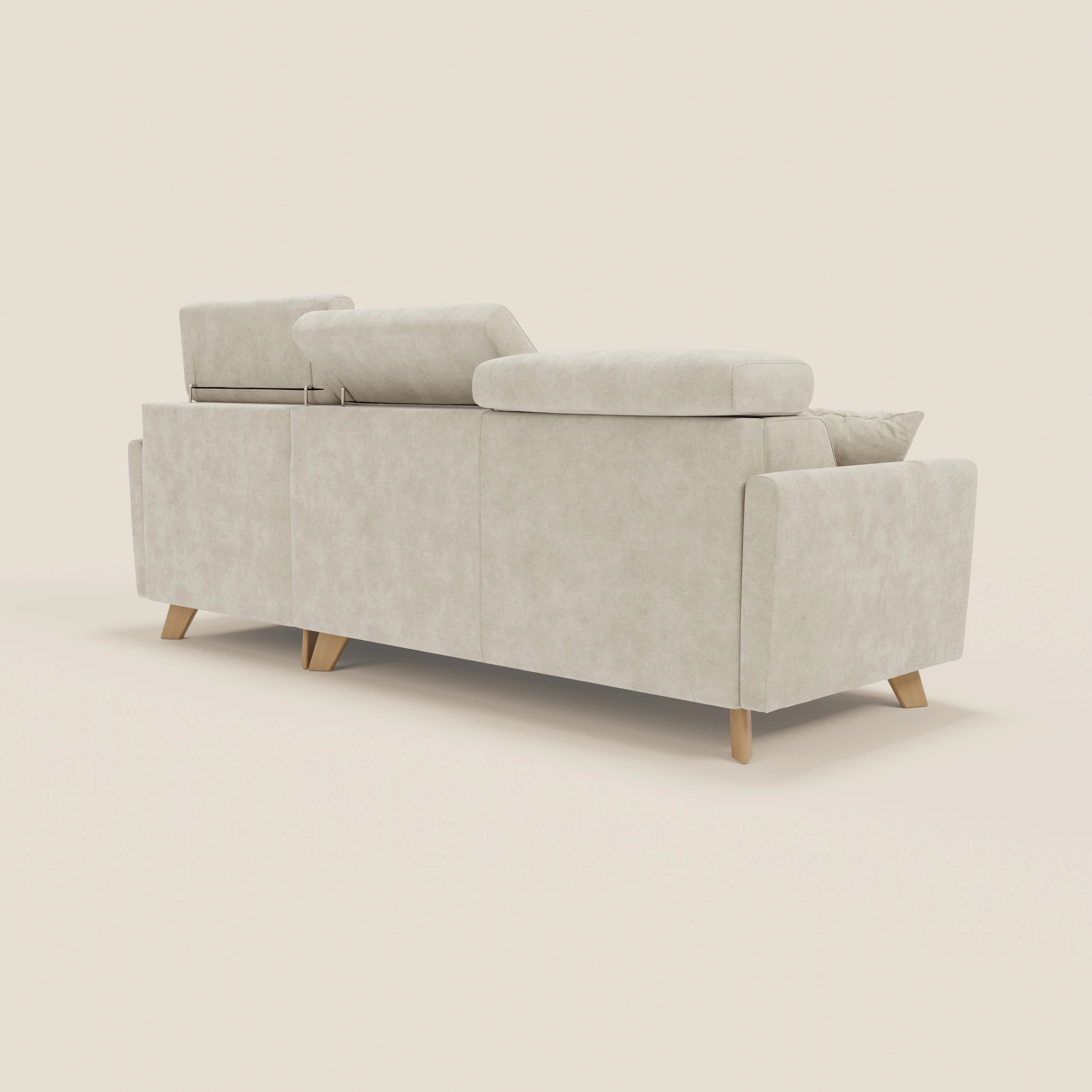 Il divano letto angolare sfoderabile Francy di Divani.Store, in tessuto smacchiabile T17 panna con poltrona contenitore e poggiatesta reclinabili, è caratterizzato da linee pulite e gambe in legno angolari, che offrono un comfort intelligente su uno sfondo bianco sporco.