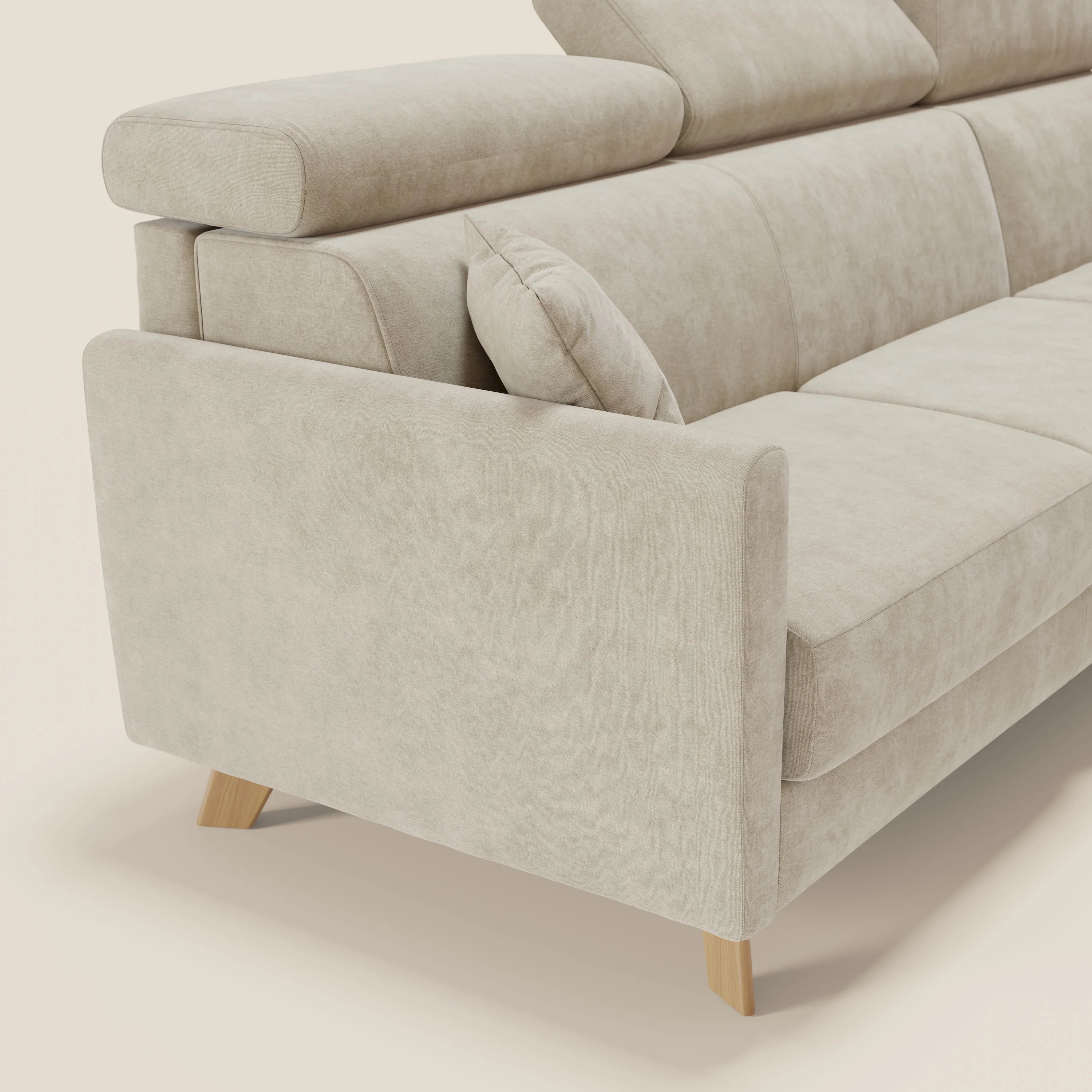 Il divano letto angolare sfoderabile Francy di Divani.Store in T17 panna è dotato di una chaise longue, di poggiatesta regolabili, di tessuto lavabile e di cuscini in tessuto felpato, esposti in posizione inclinata per evidenziare il design moderno e le gambe in legno.